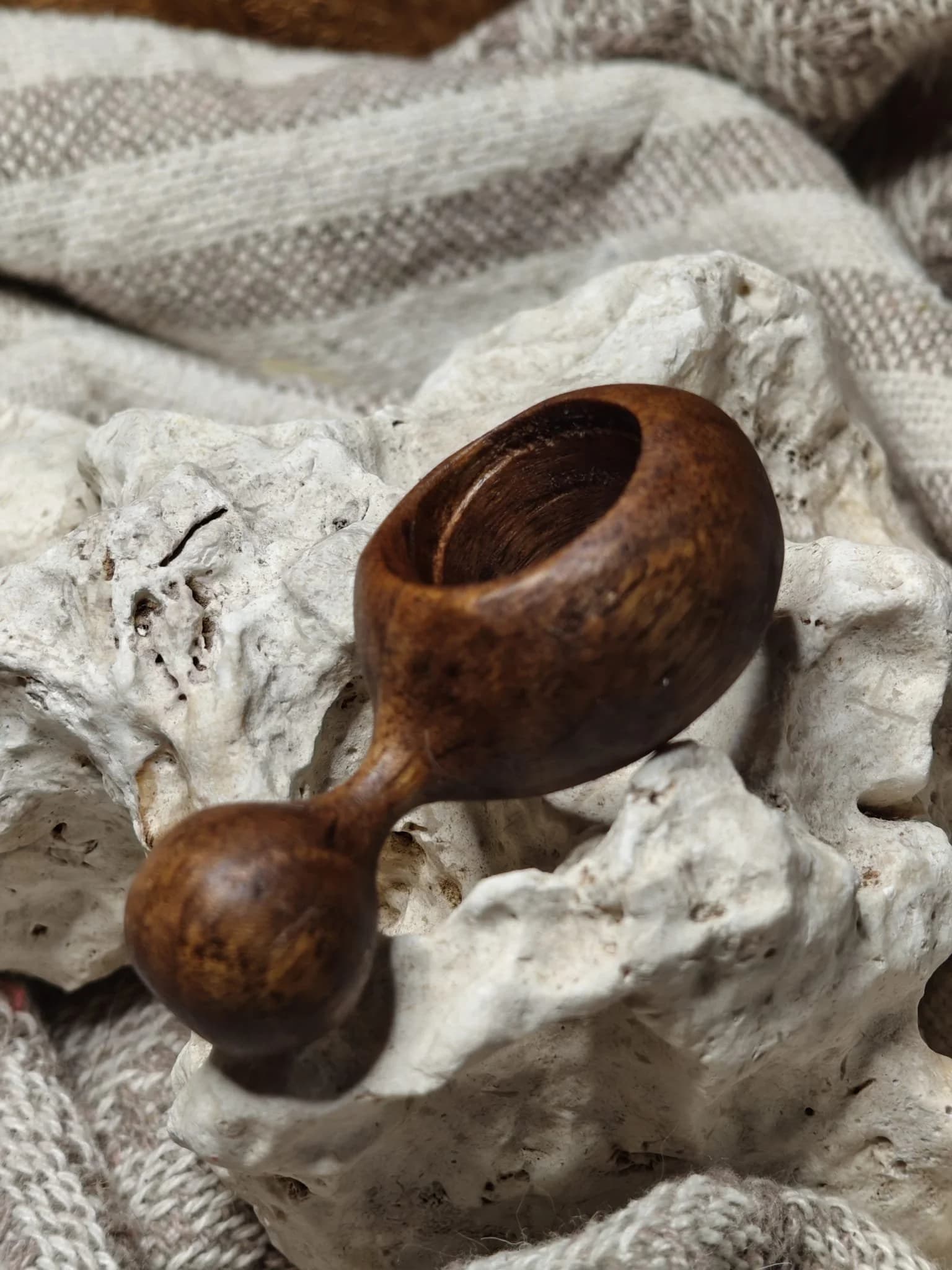 Inel sculpural nuc