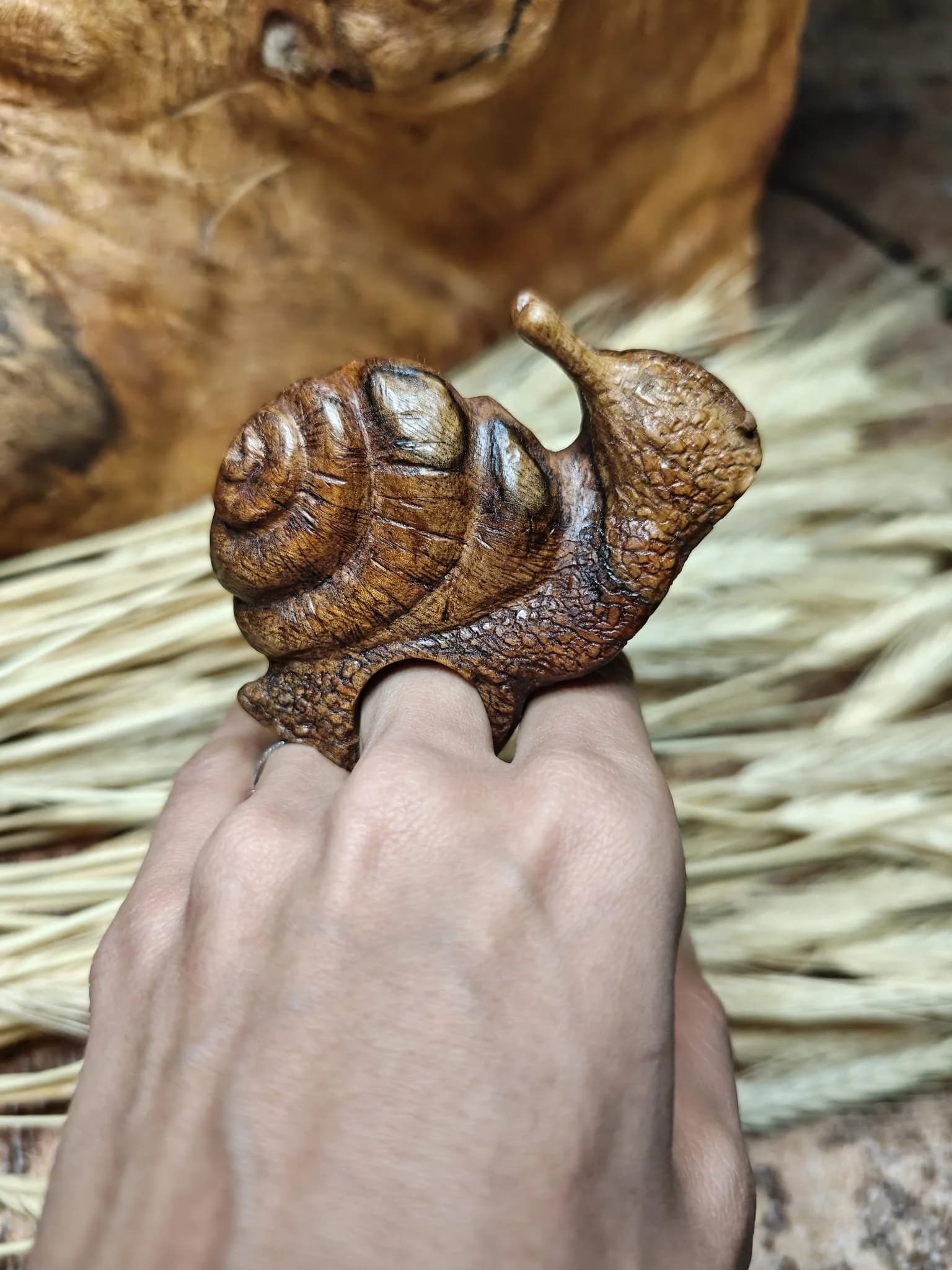 Inel sculptural nuc
