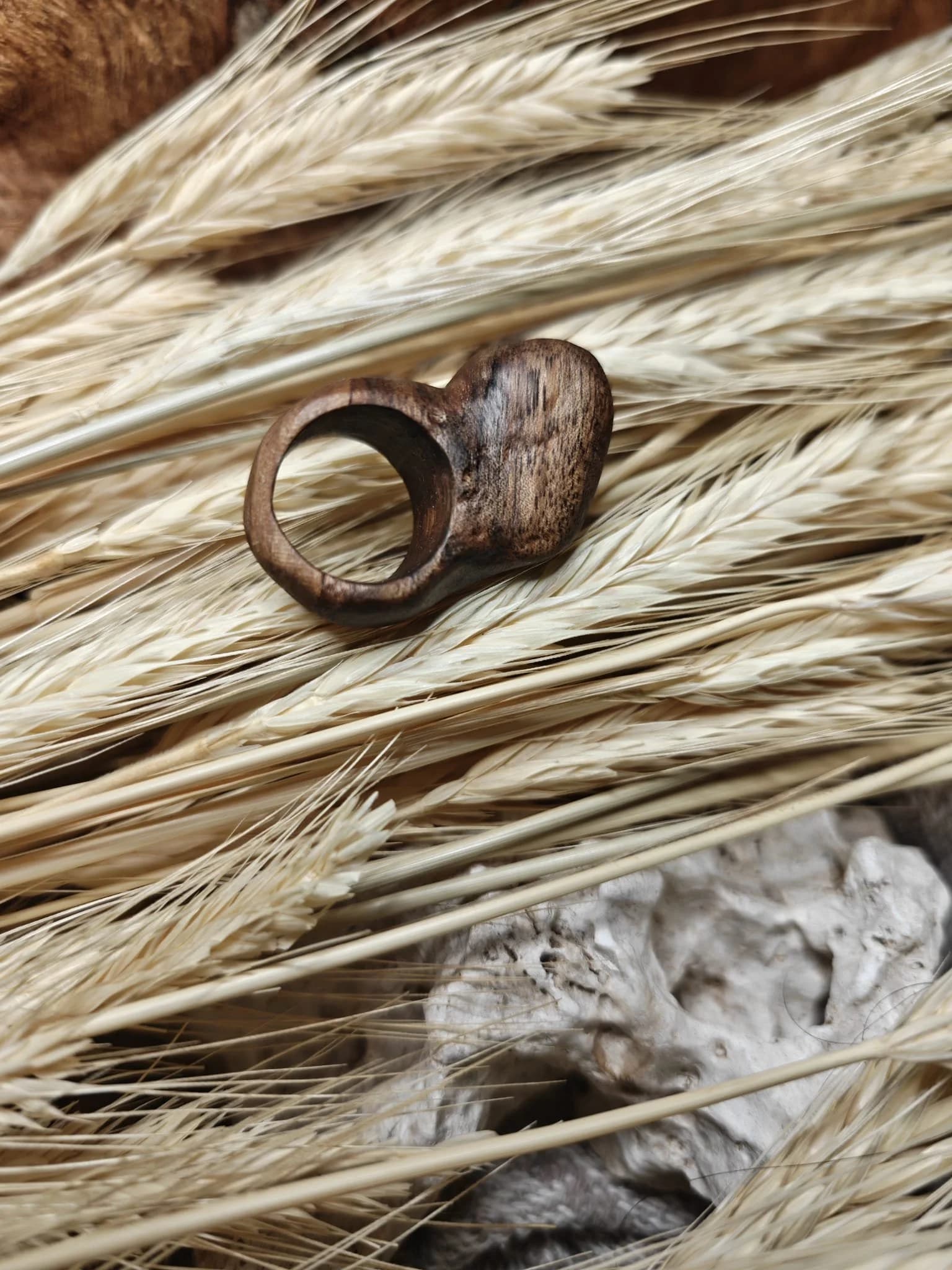 Inel sculptural nuc