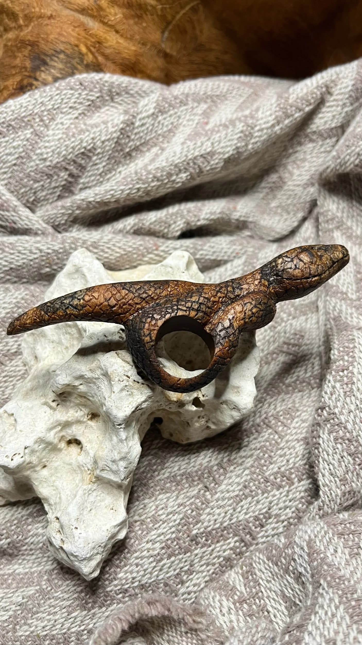 Inel sculptural nuc