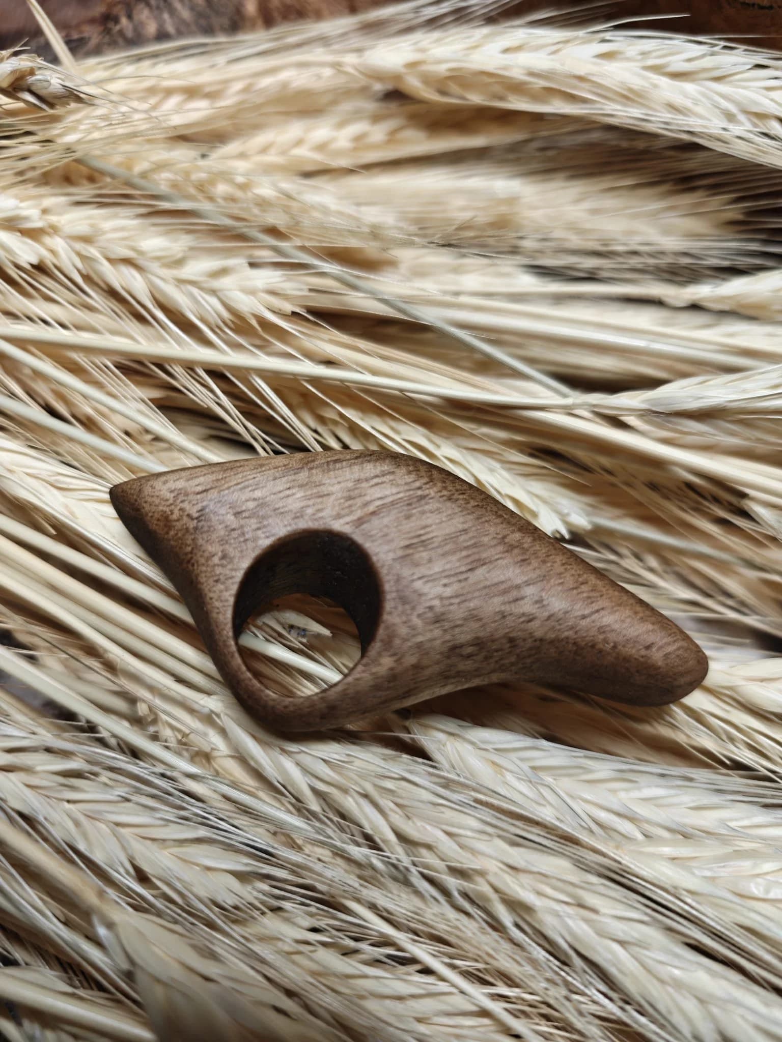 Inel sculptural nuc