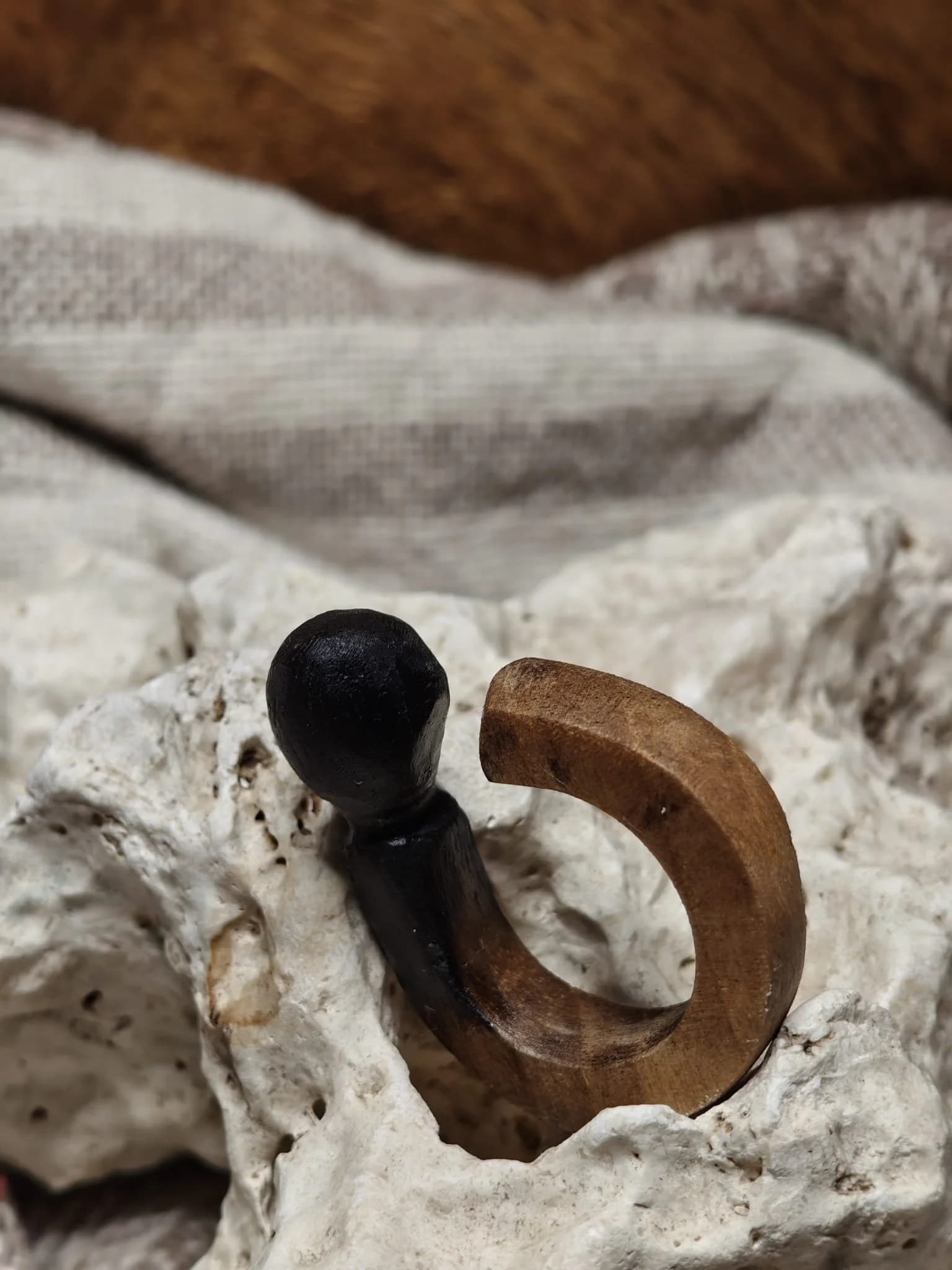 Inel sculptural nuc