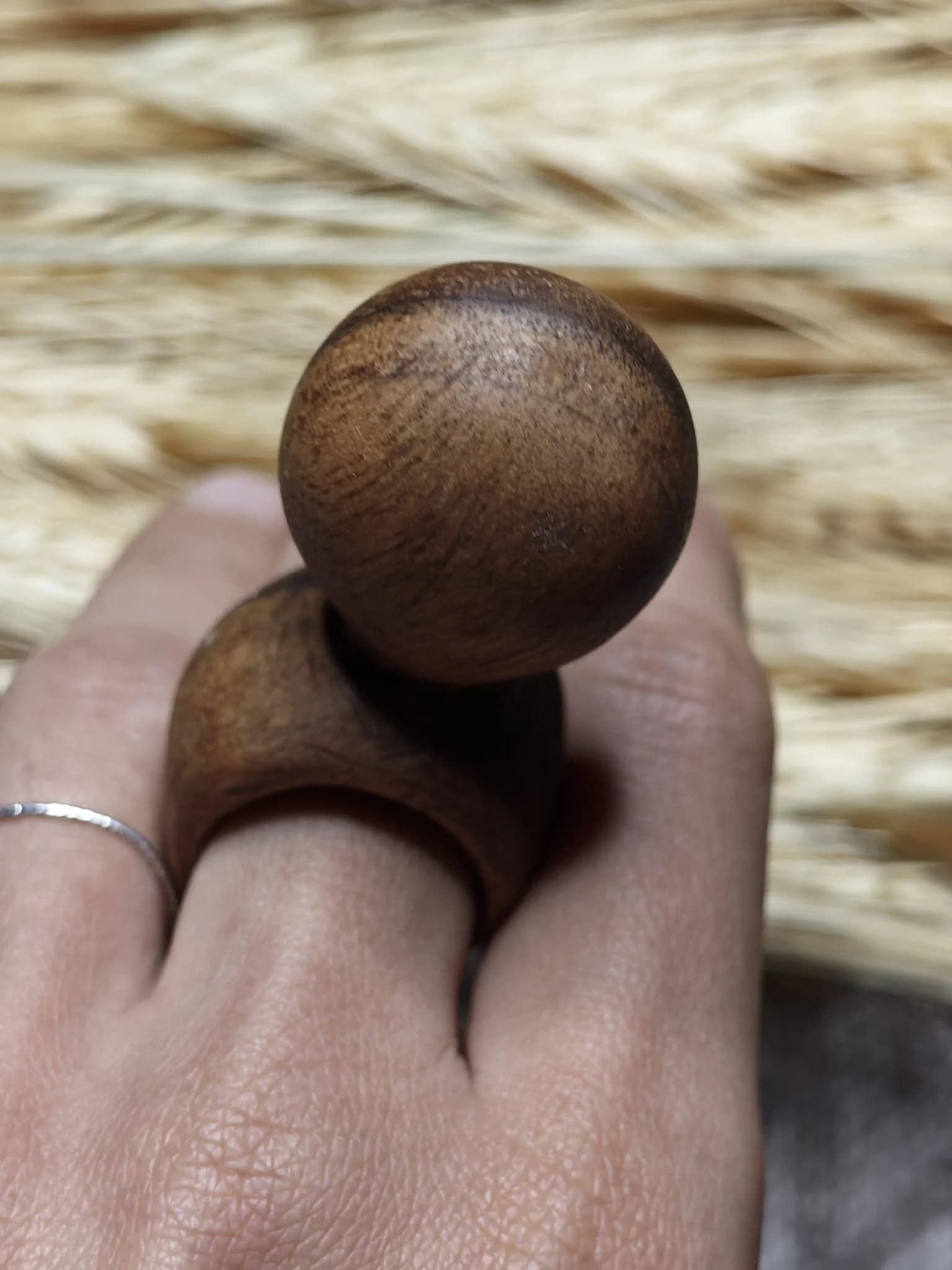Inel sculptural nuc