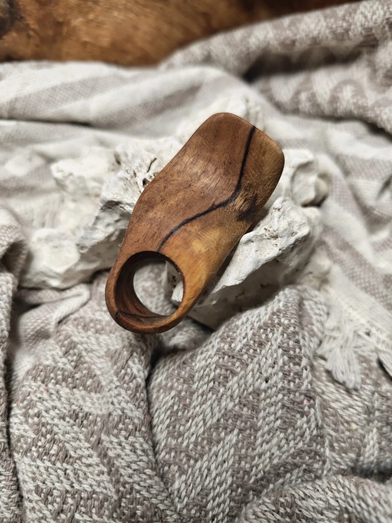 Inel sculptural nuc