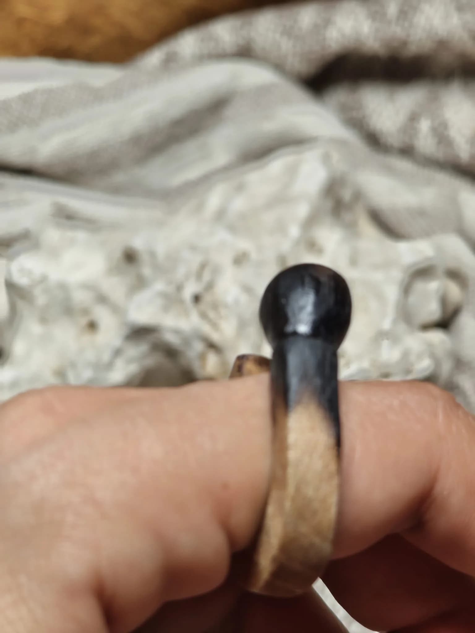 Inel sculptural nuc