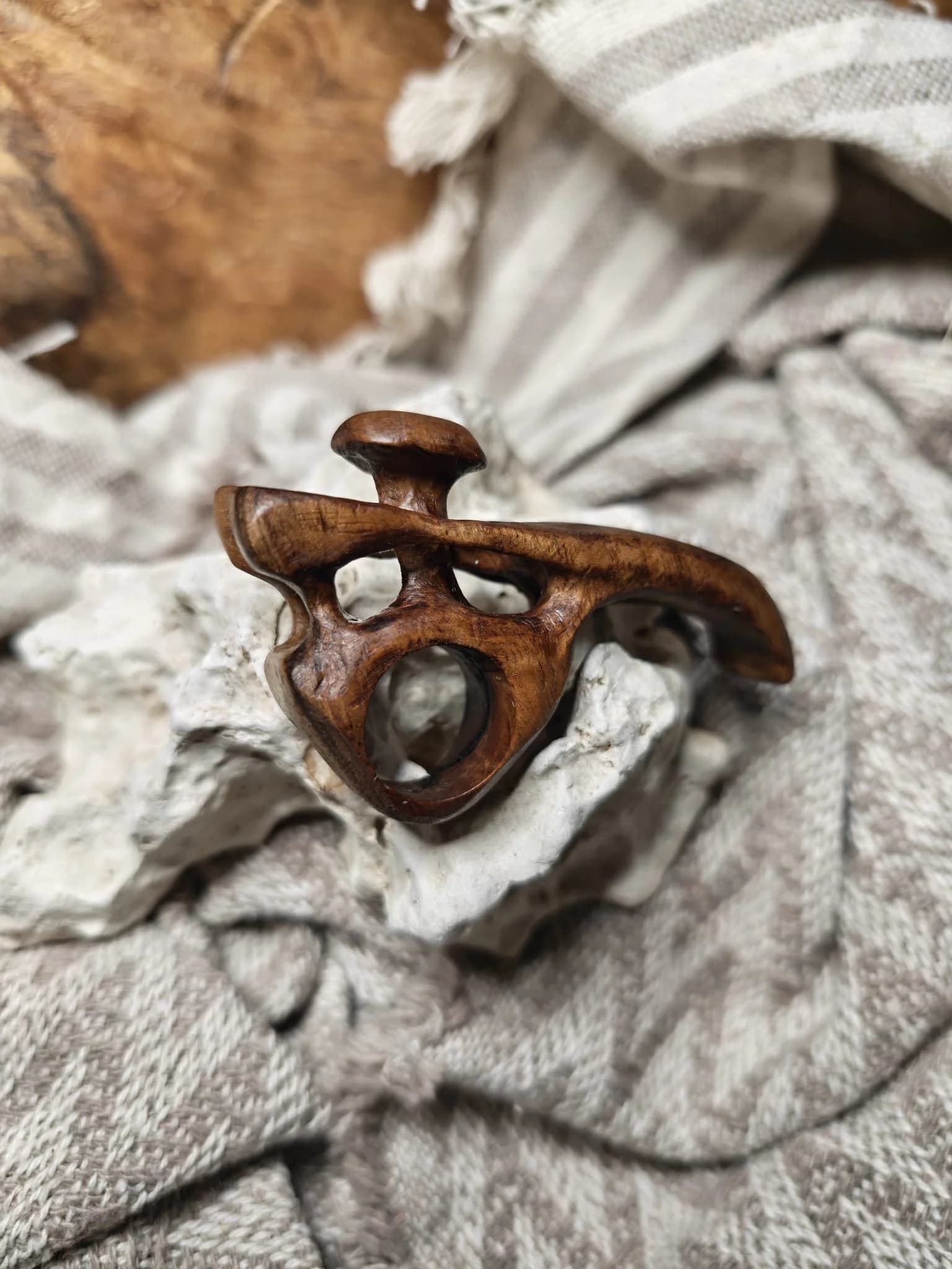 Inel sculptural nuc
