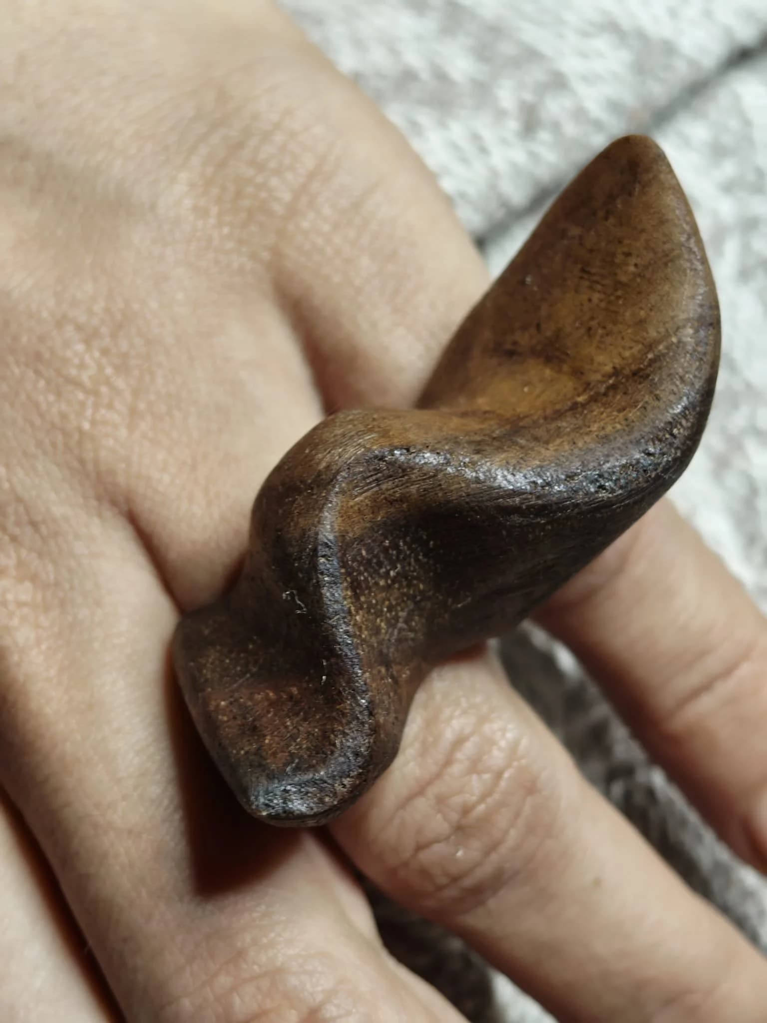 Inel sculptural nuc