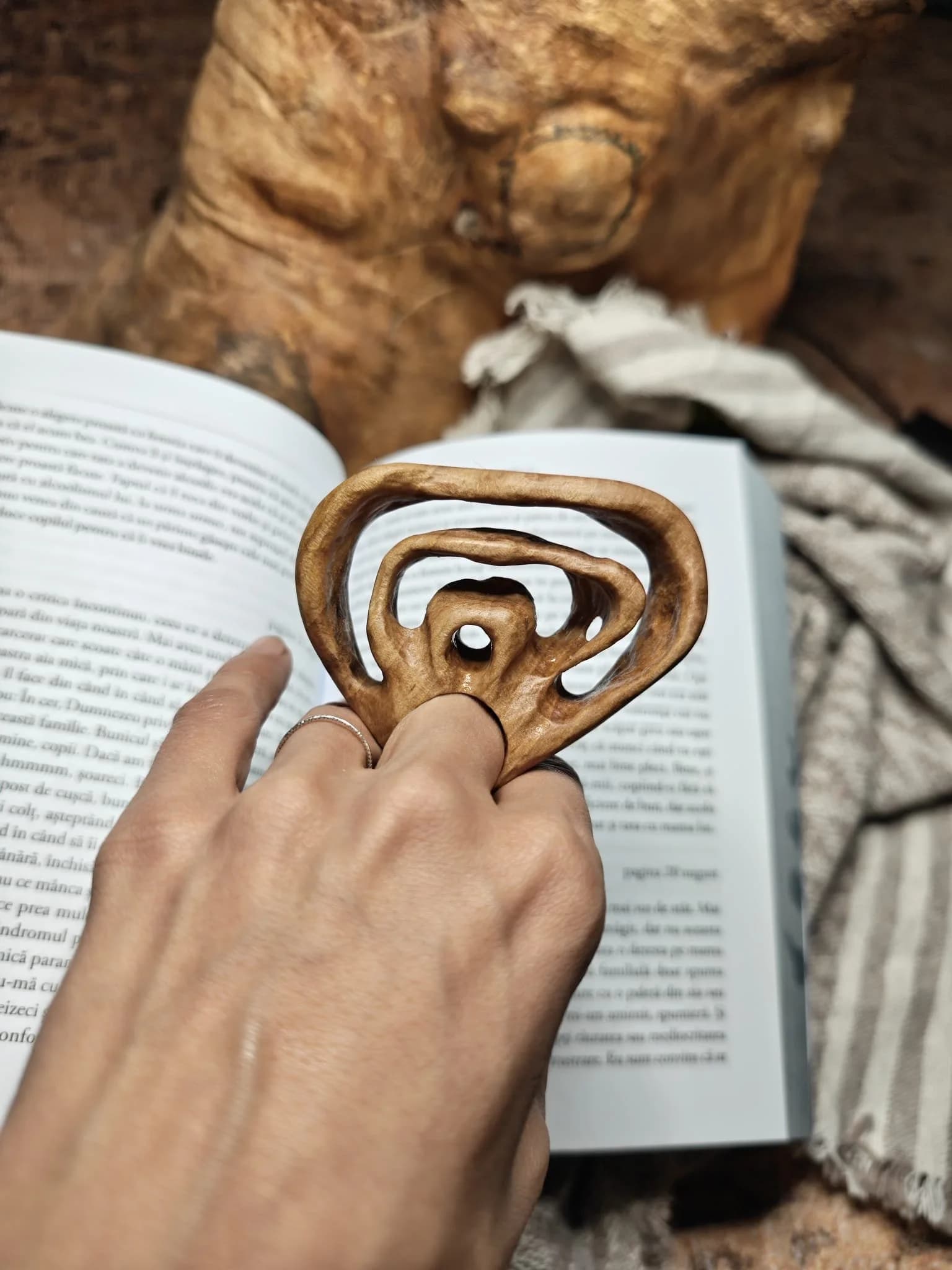 Inel sculptural nuc