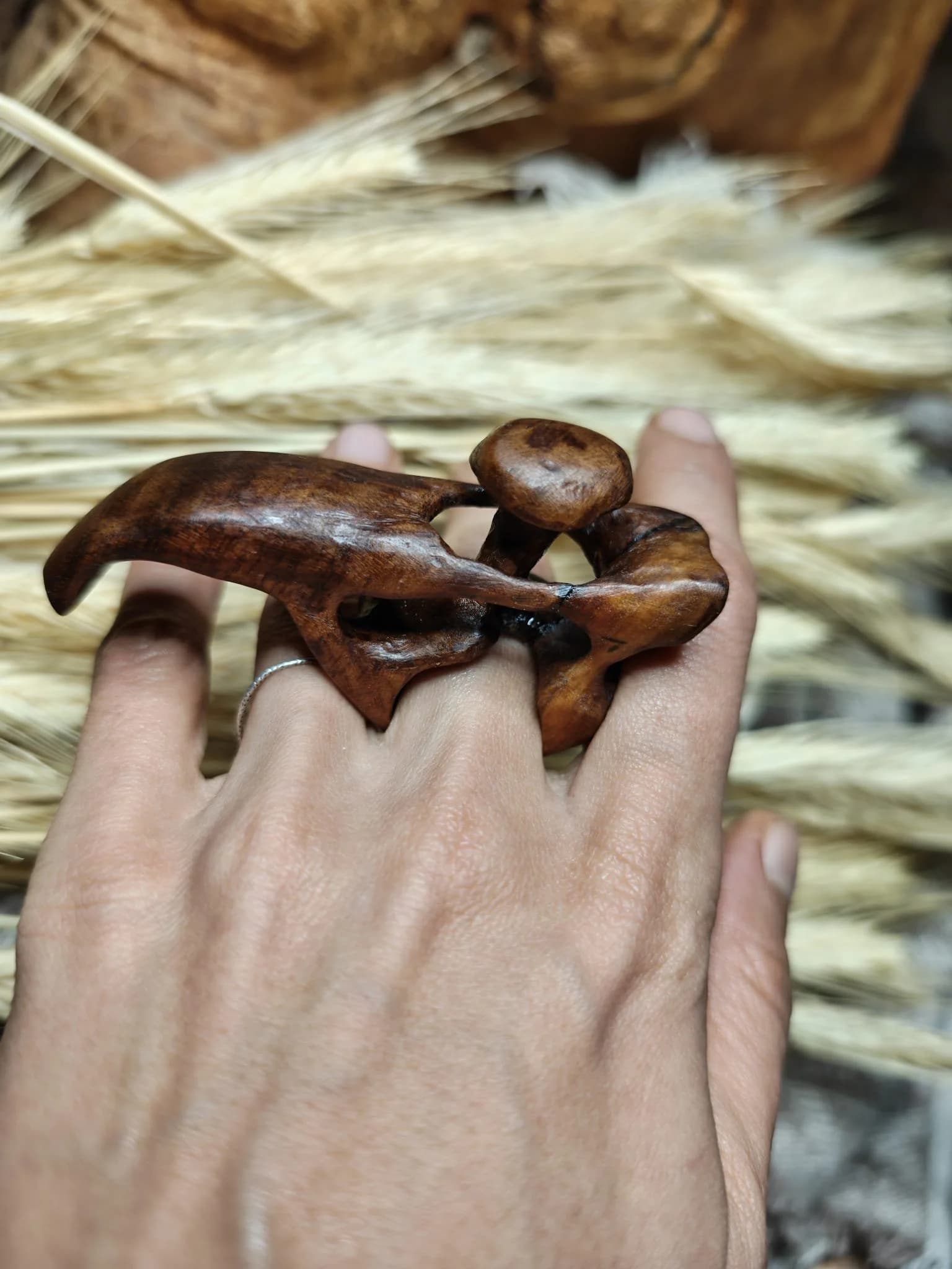Inel sculptural nuc