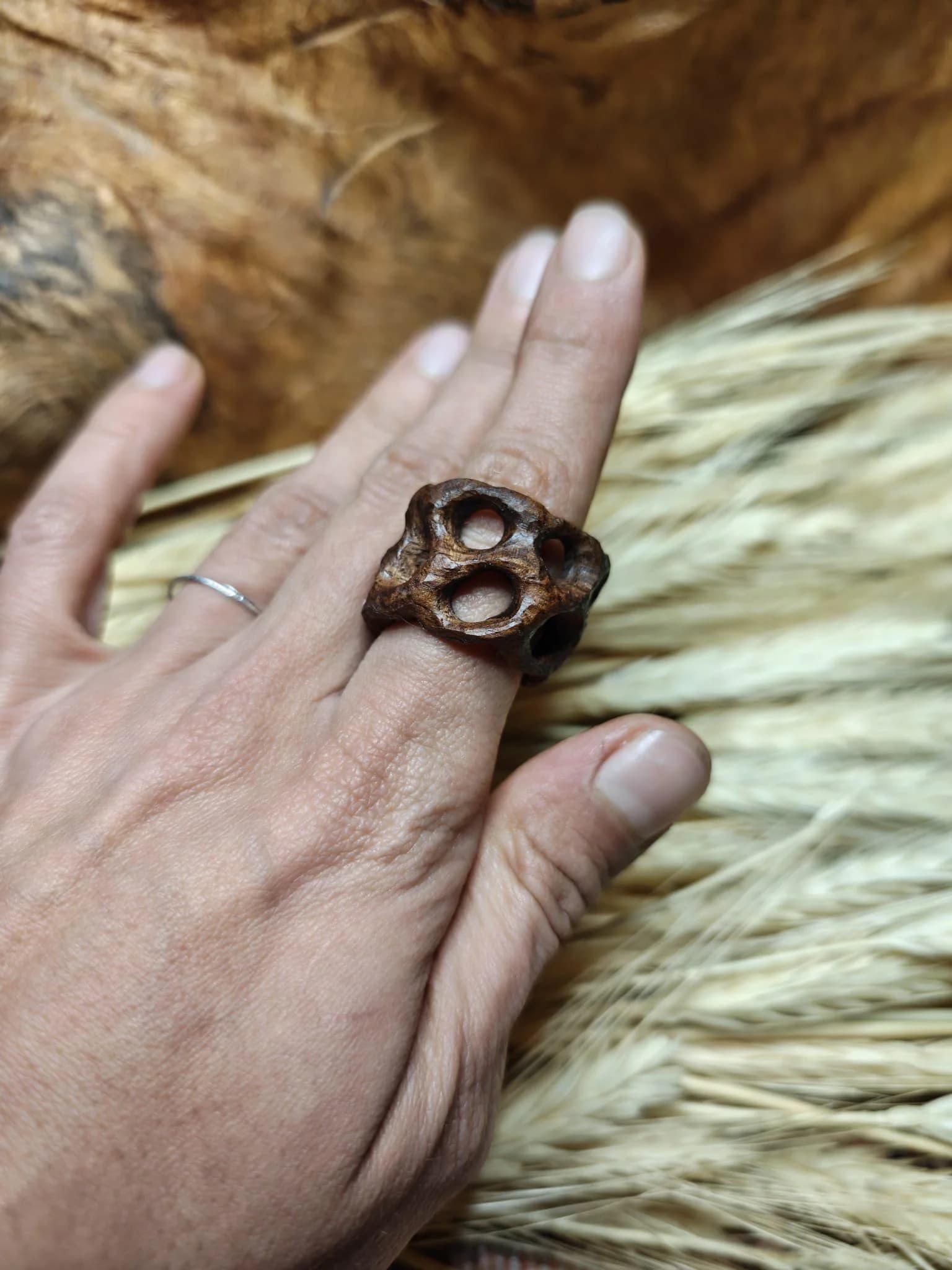Inel sculptural nuc