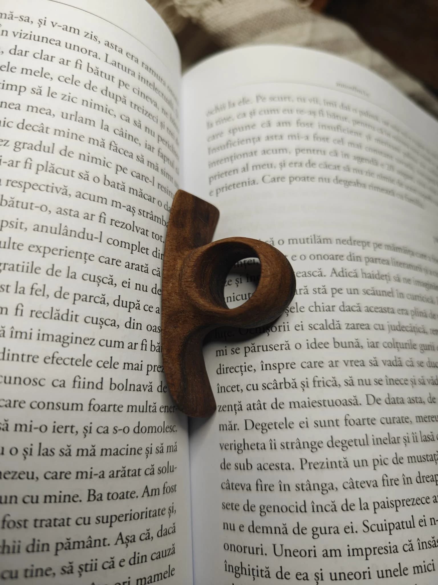 Inel sculptural nuc