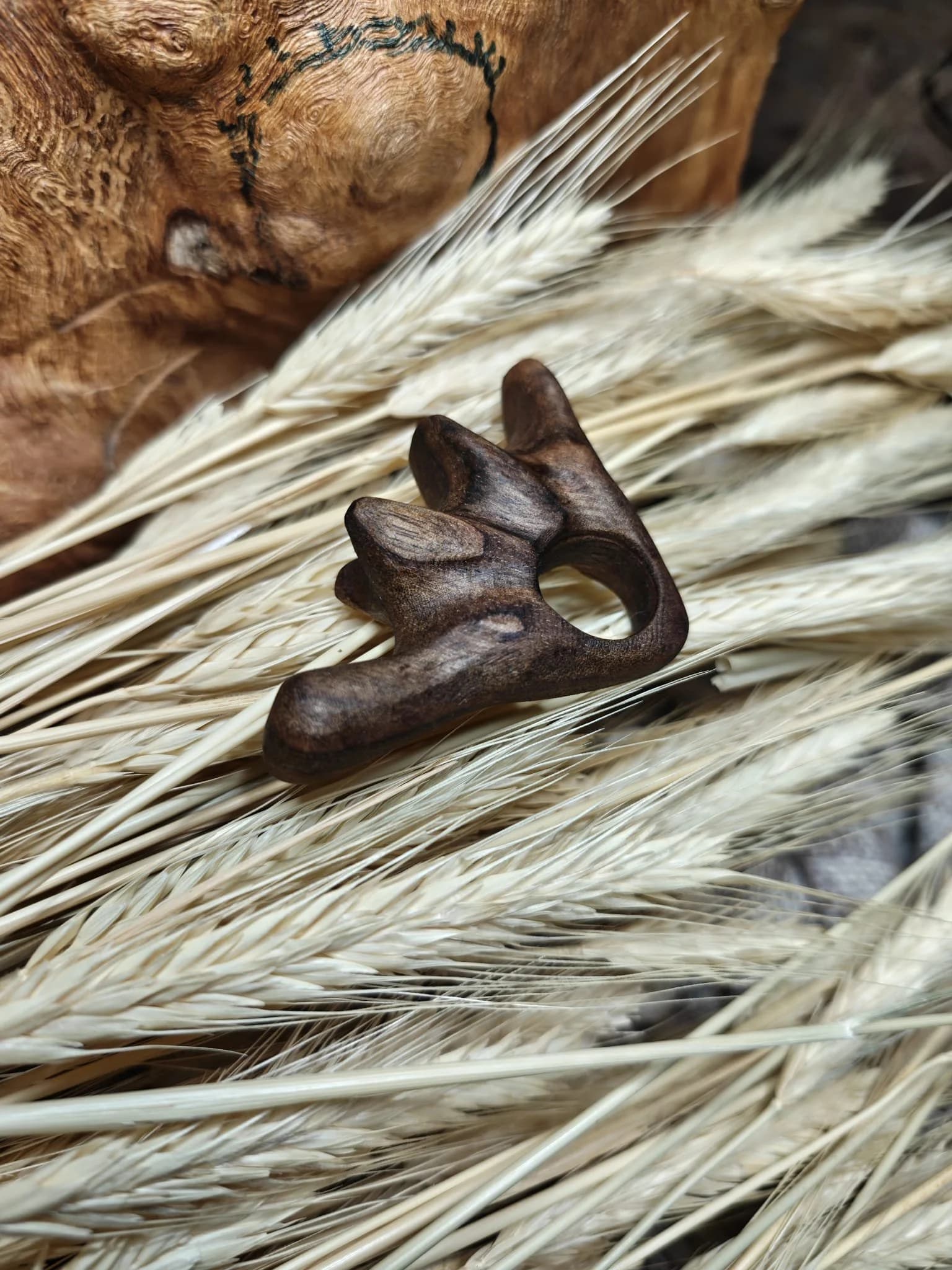 Inel sculptural nuc