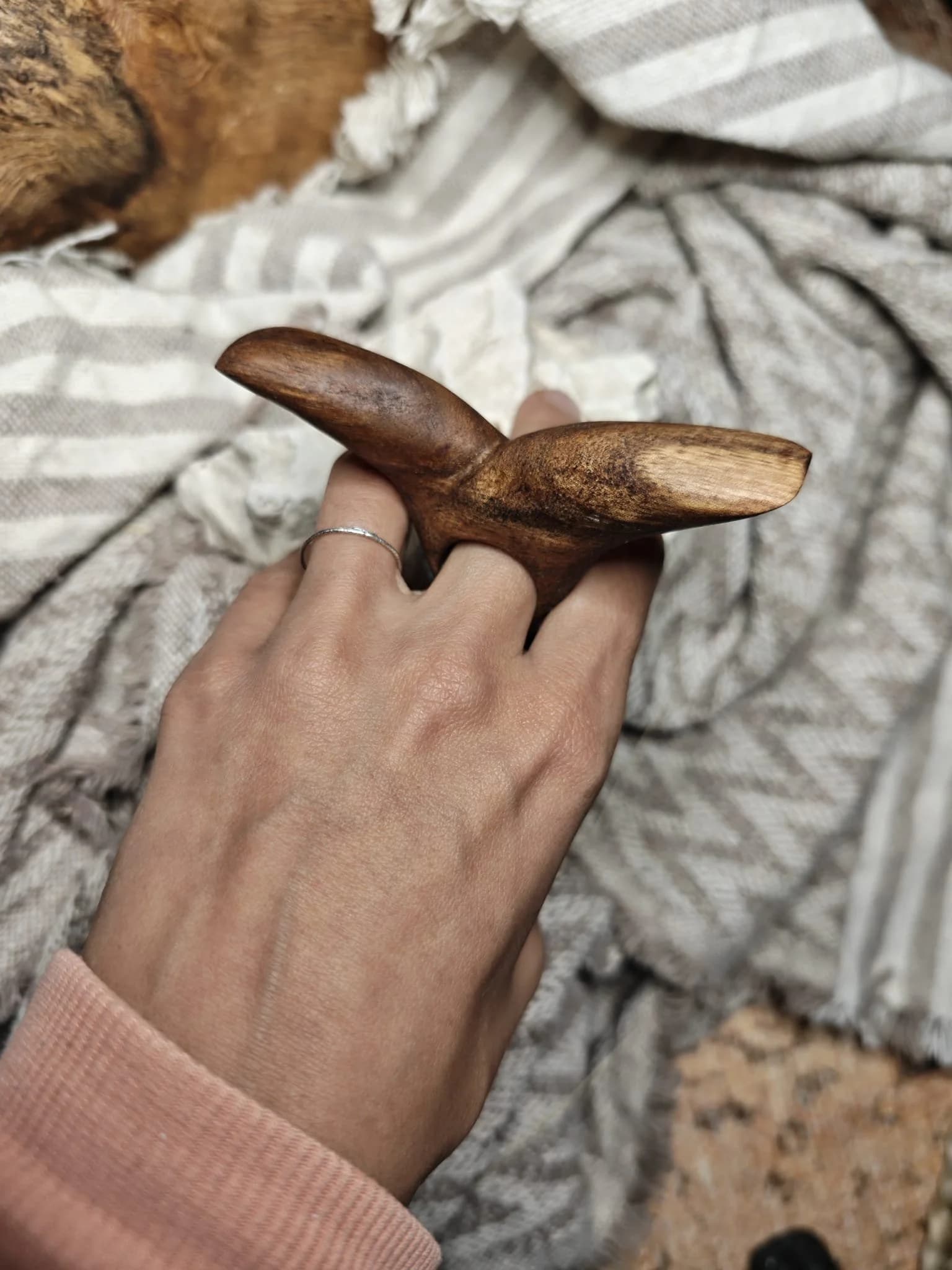 Inel sculptural lemn