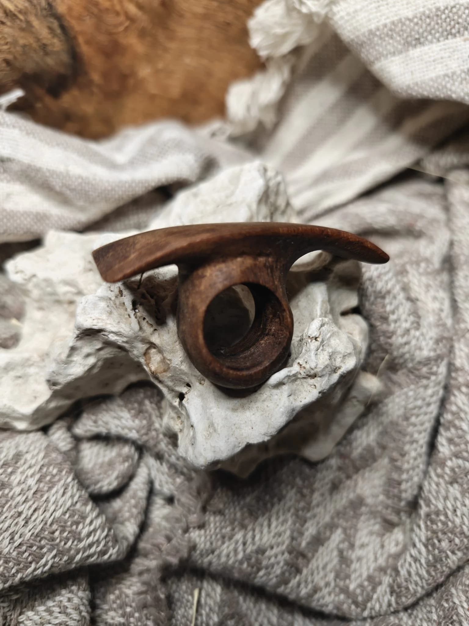 Inel sculptural nuc