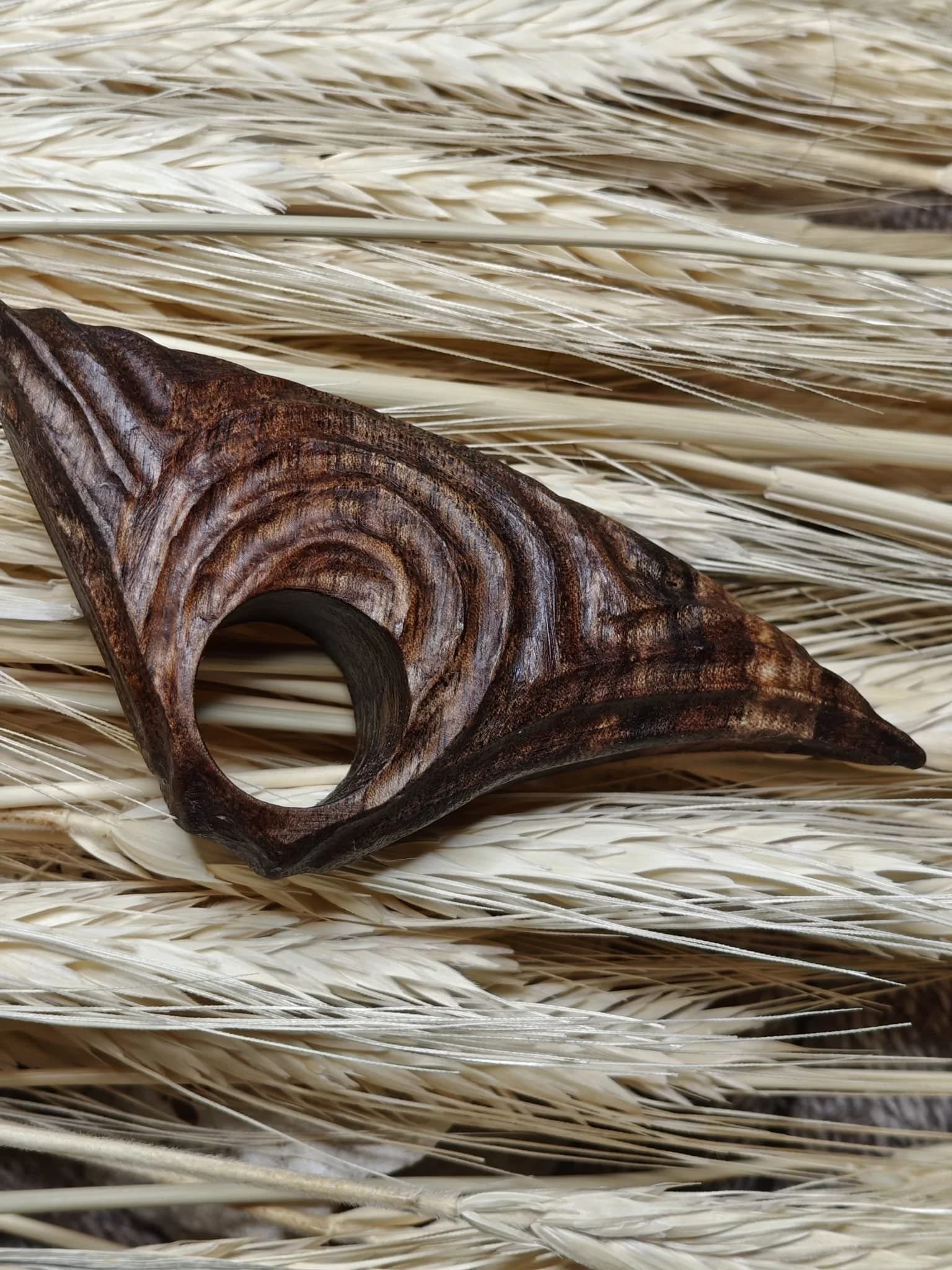 Inel sculptural nuc
