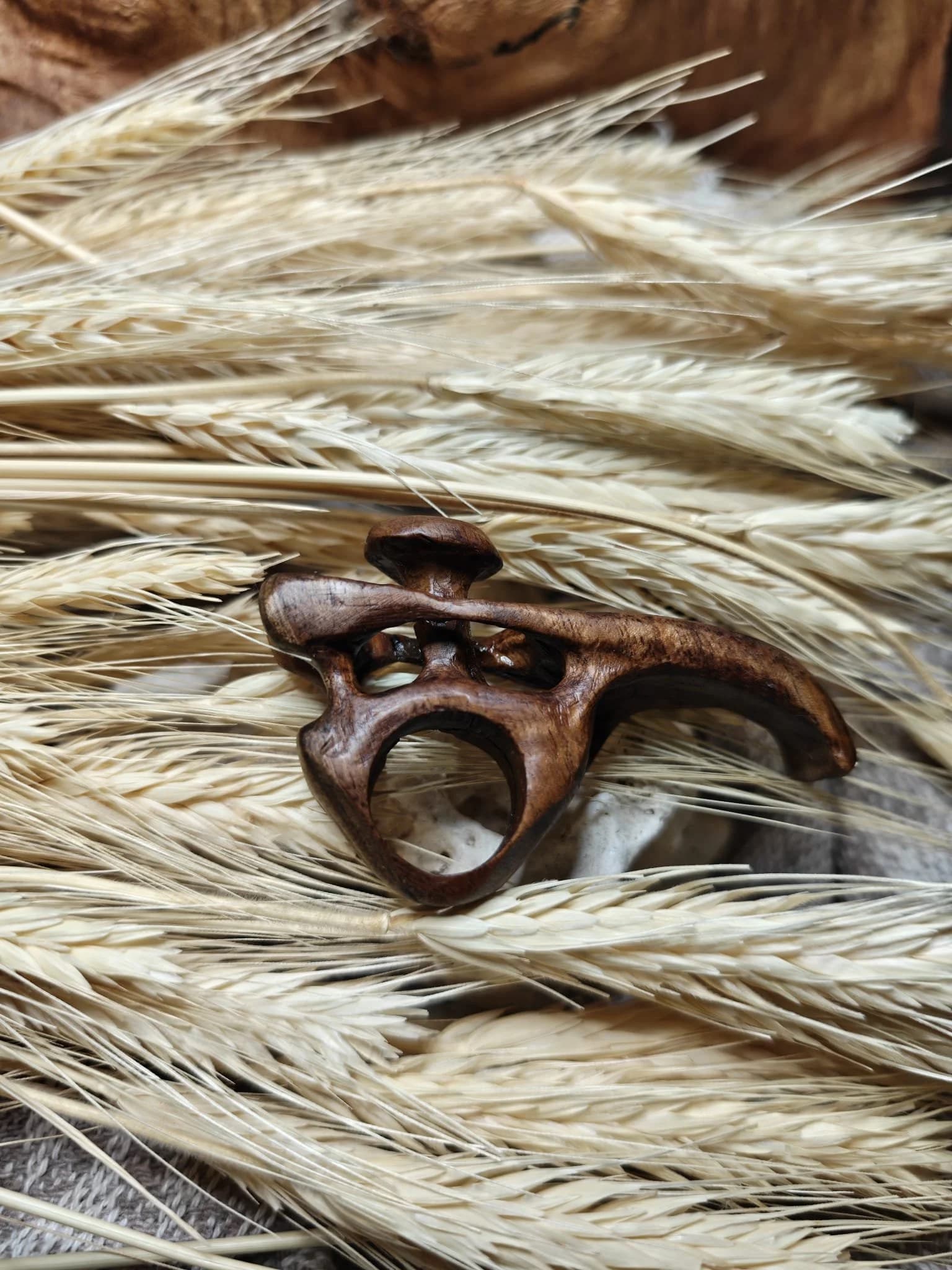 Inel sculptural nuc