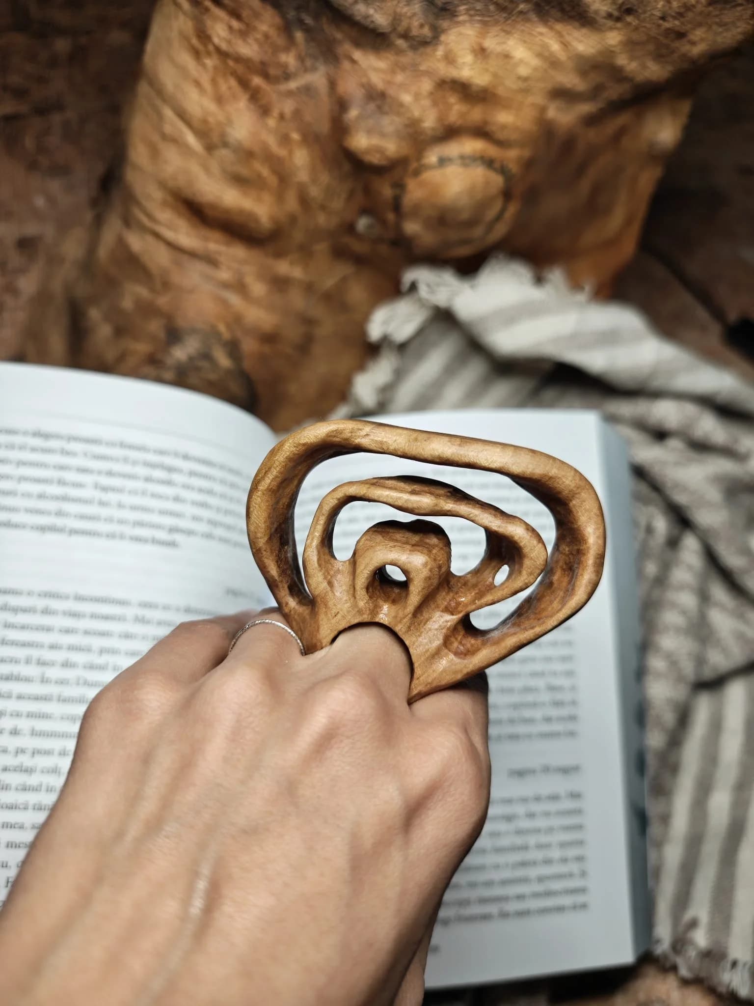 Inel sculptural nuc