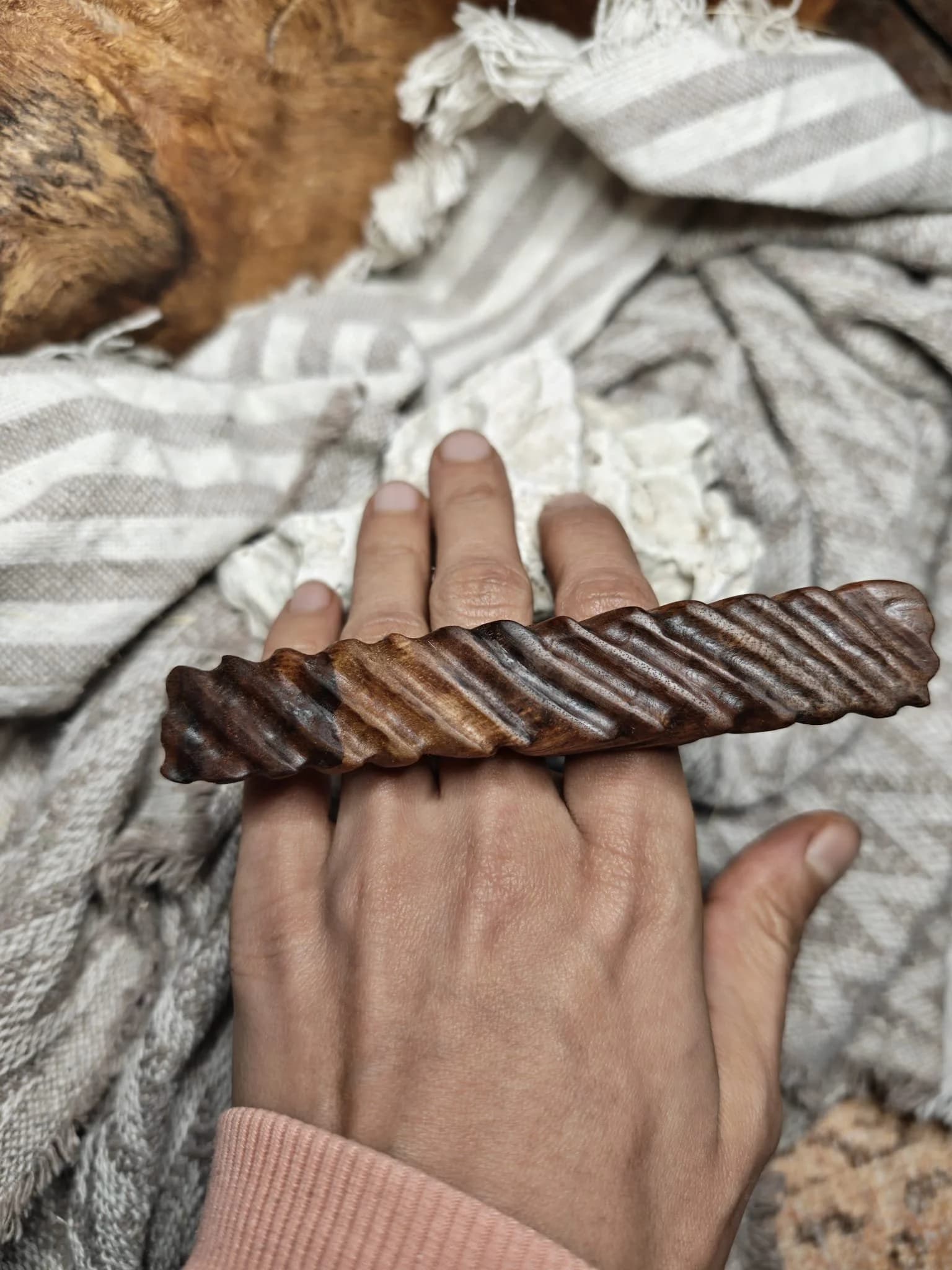 Inel sculptural nuc