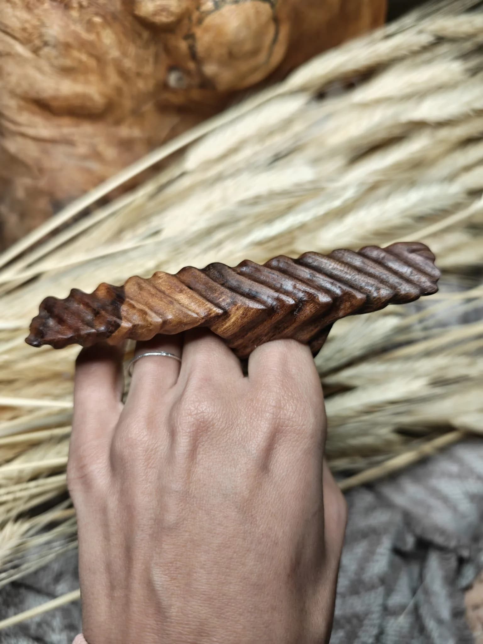 Inel sculptural nuc