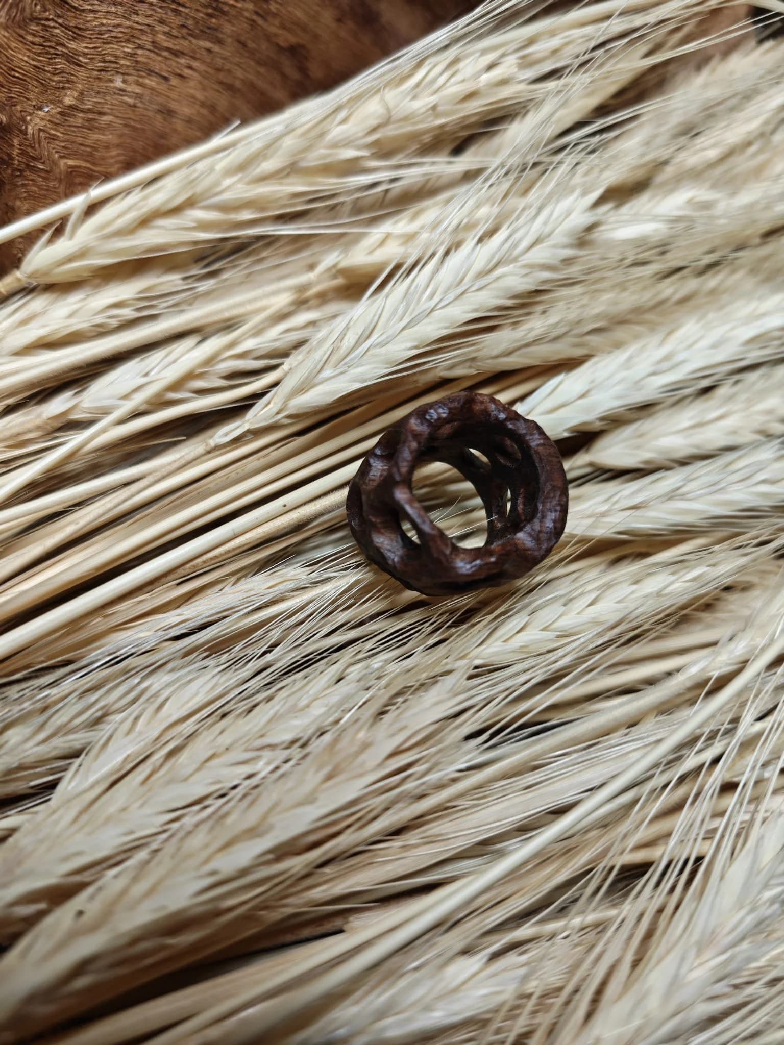 Inel sculptural nuc