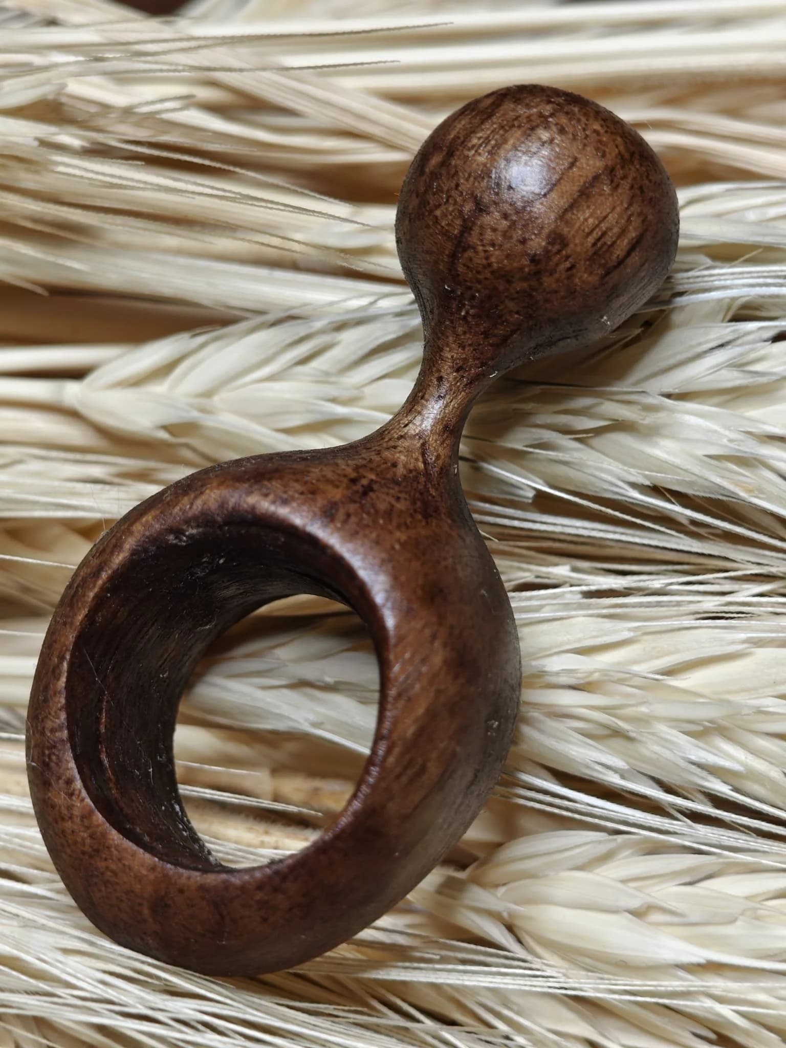Inel sculpural nuc