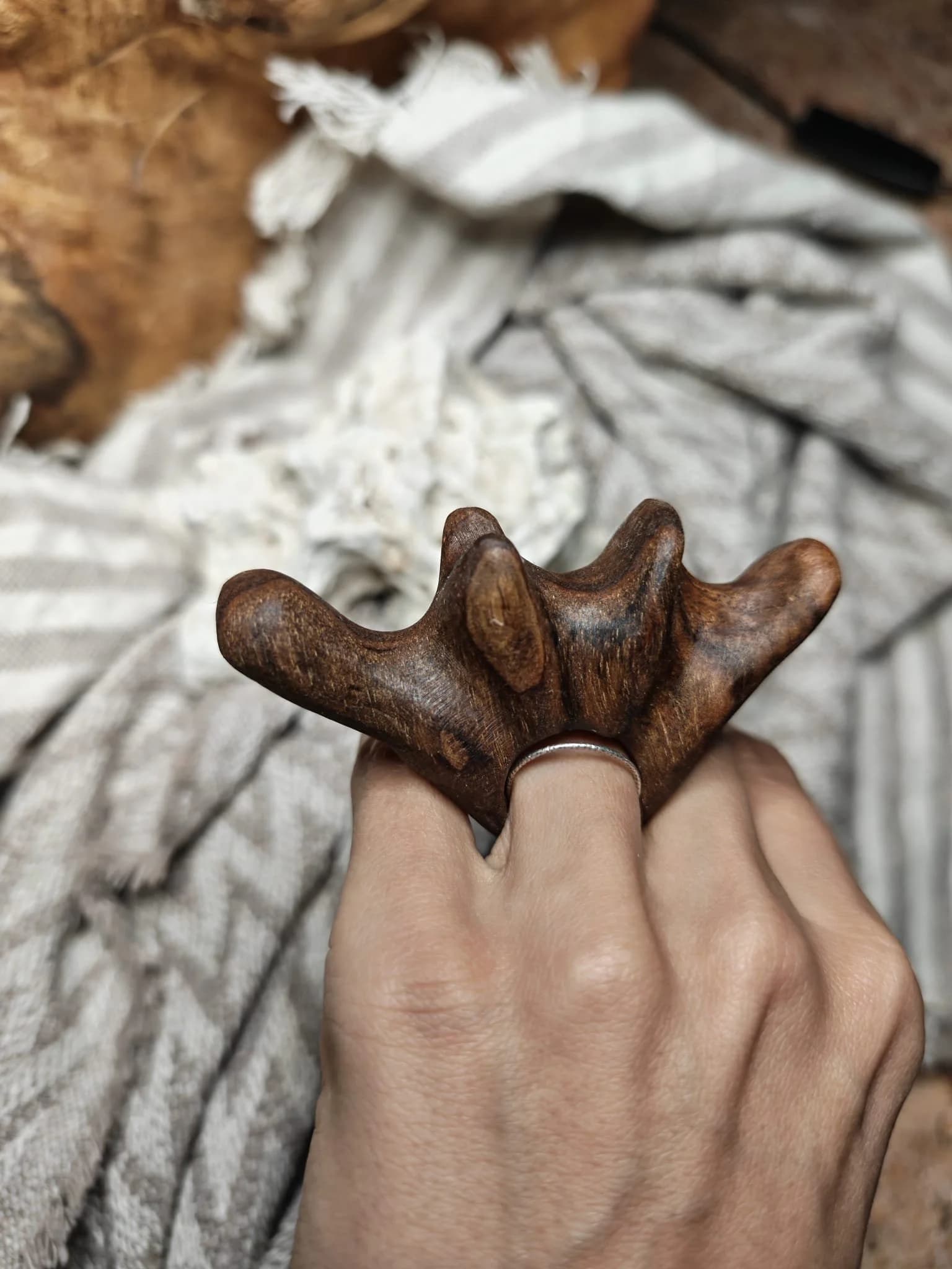 Inel sculptural nuc