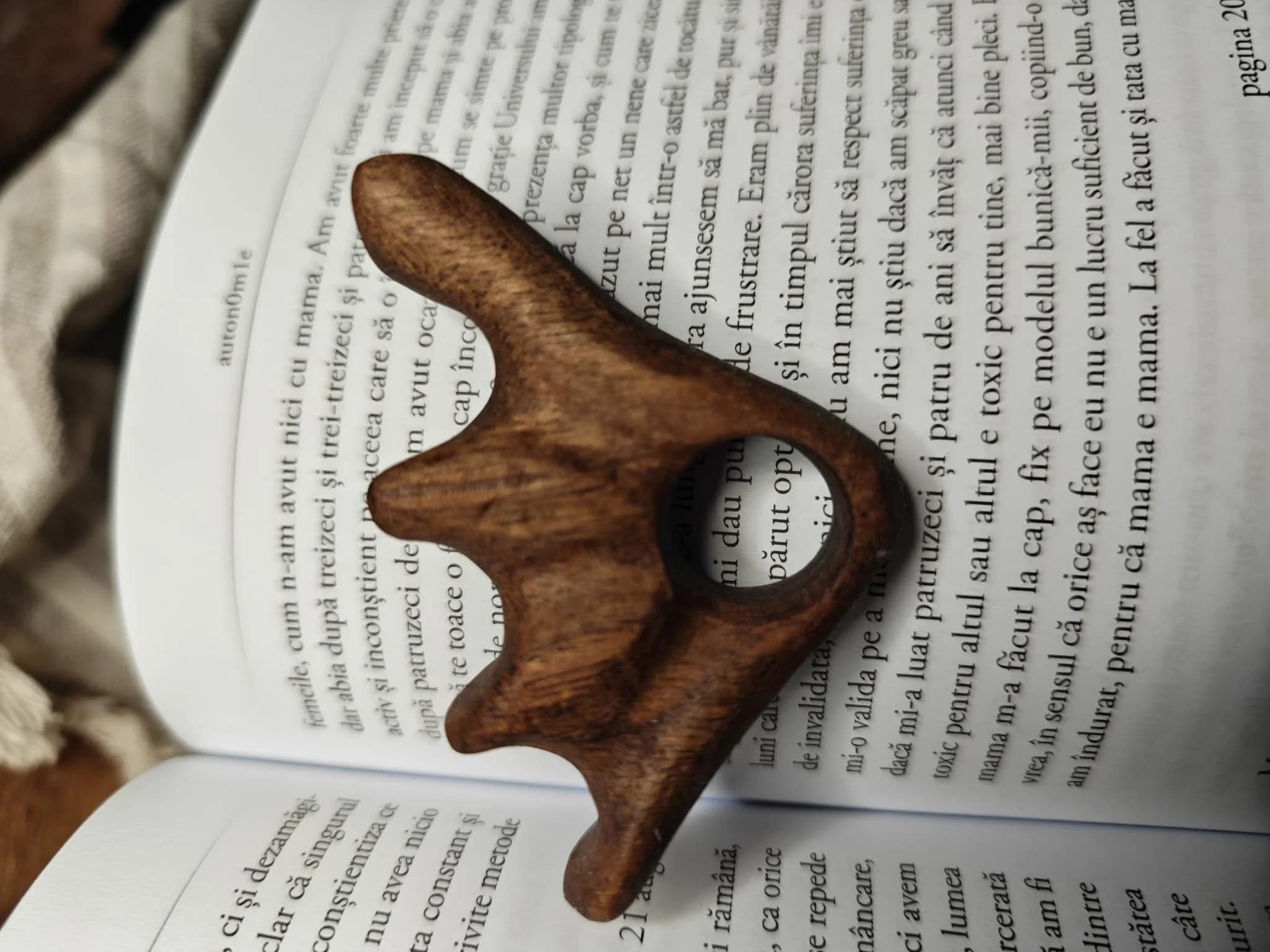 Inel sculptural nuc