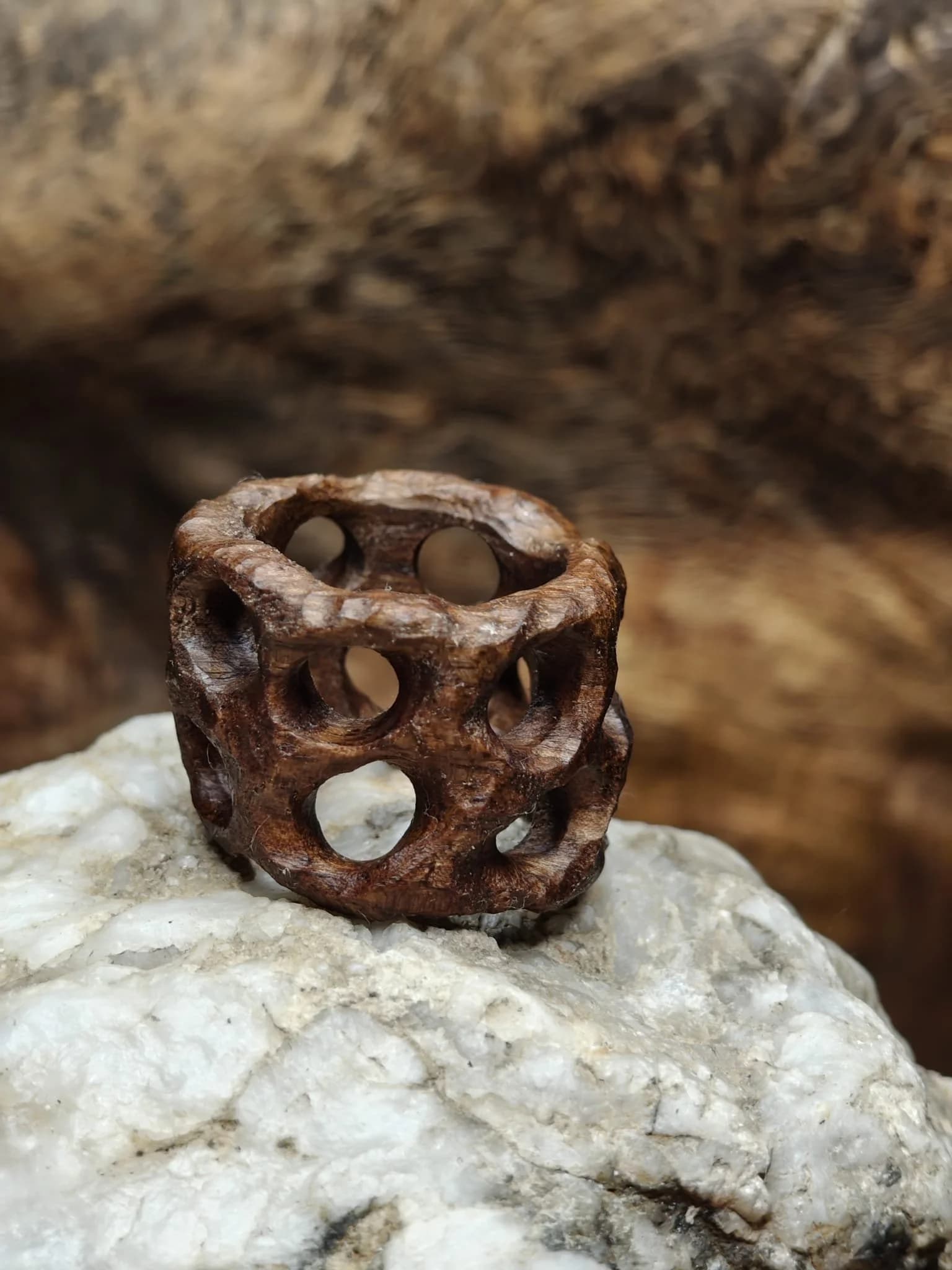 Inel sculptural nuc
