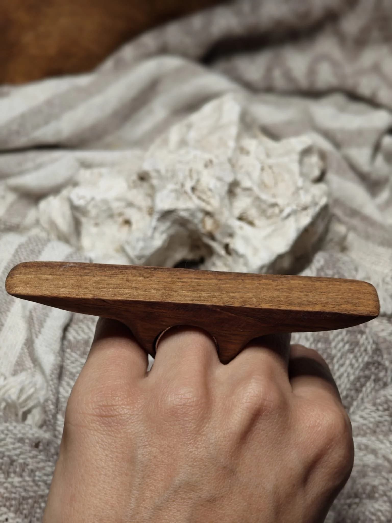 Inel sculptural nuc