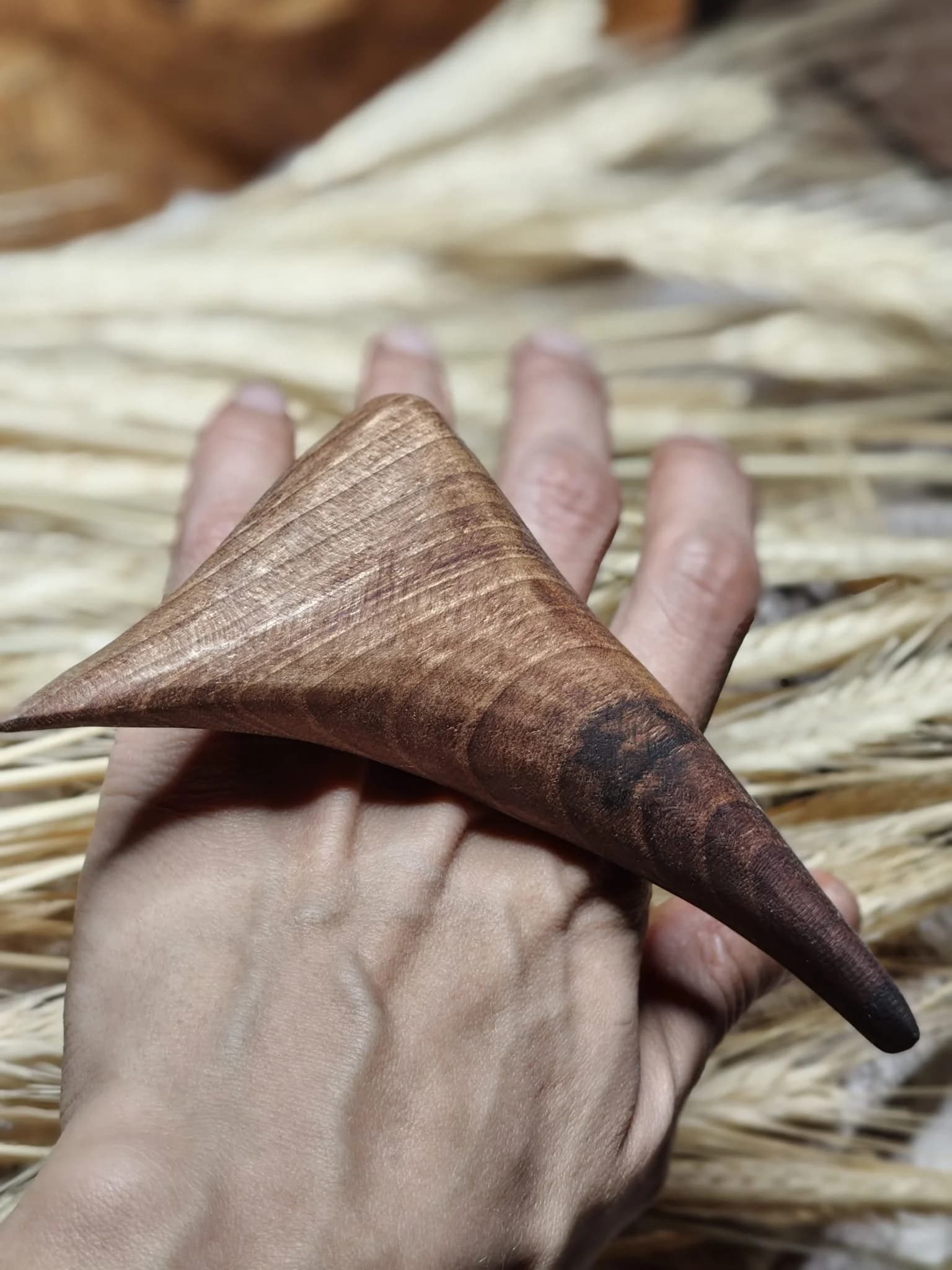 Inel sculptural nuc