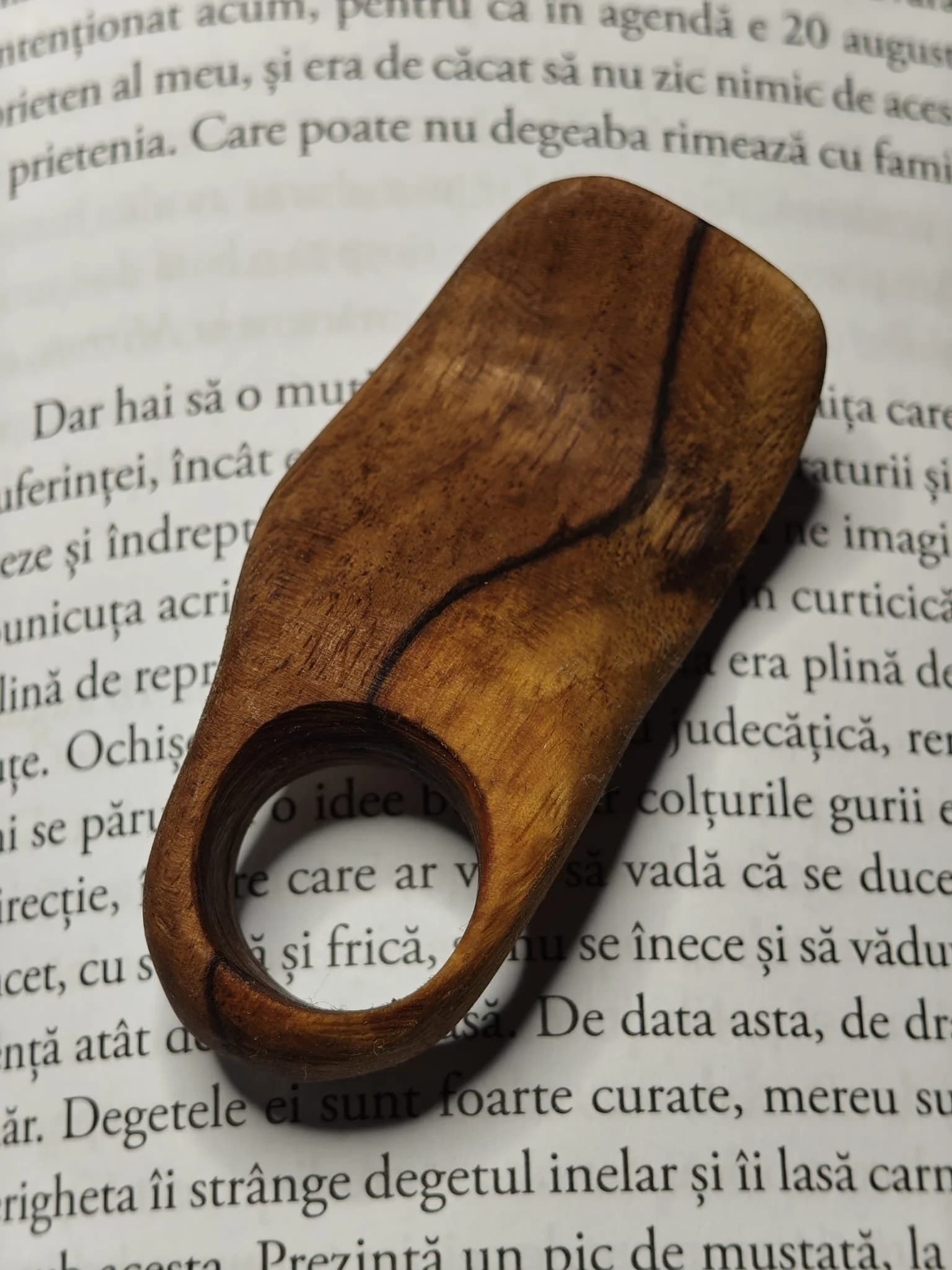 Inel sculptural nuc