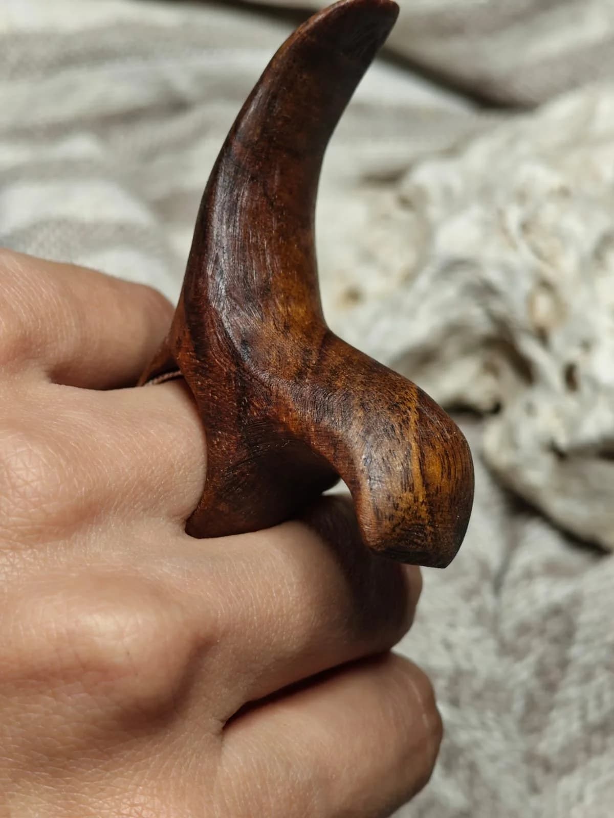 Inel sculptural de lemn