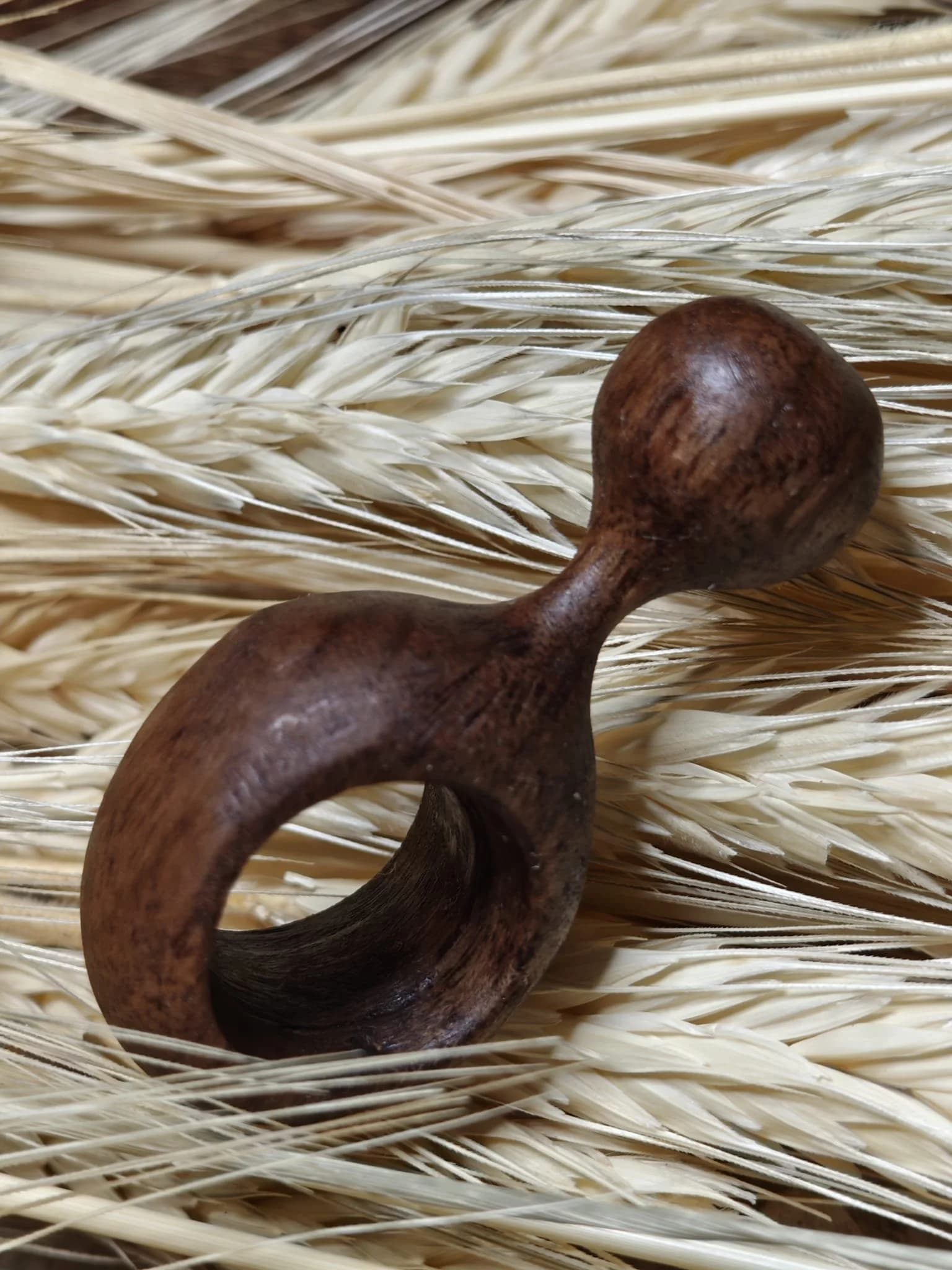 Inel sculpural nuc