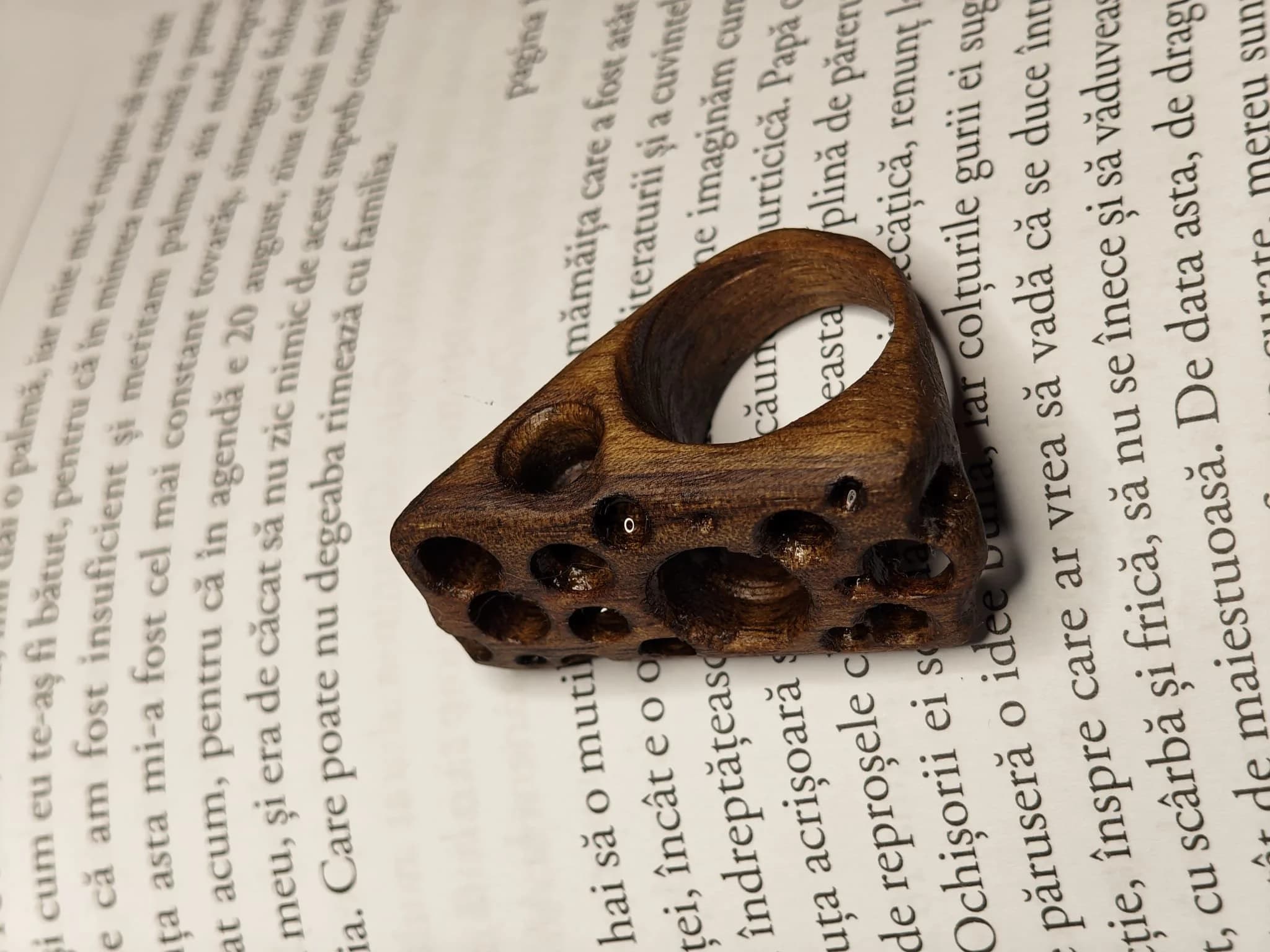 Inel sculptural lemn