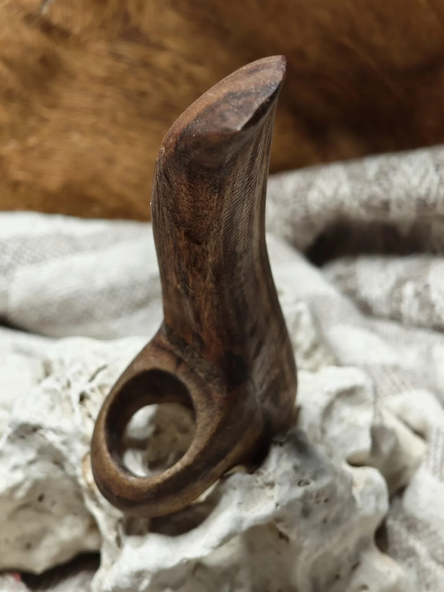 Inel sculptural nuc