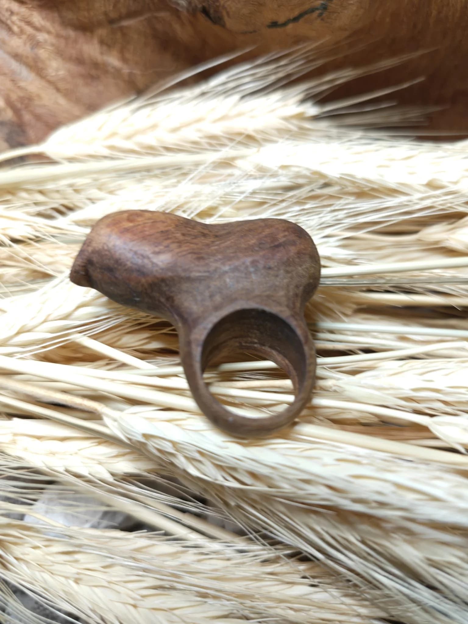 Inel sculptural nuc