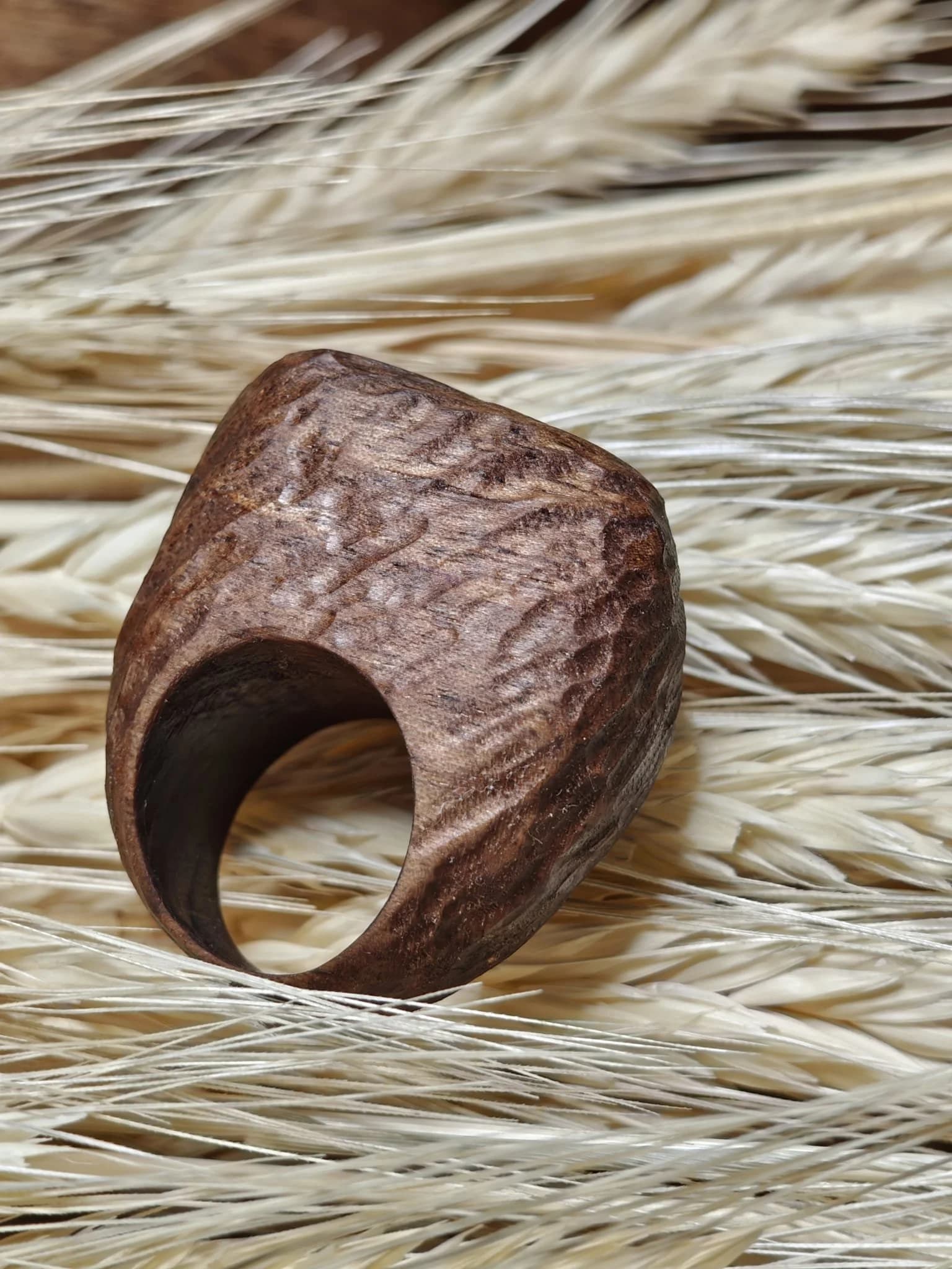Inel sculptural nuc