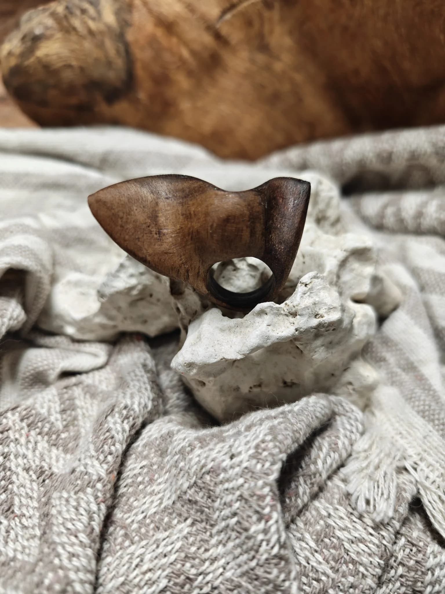 Inel sculptural nuc