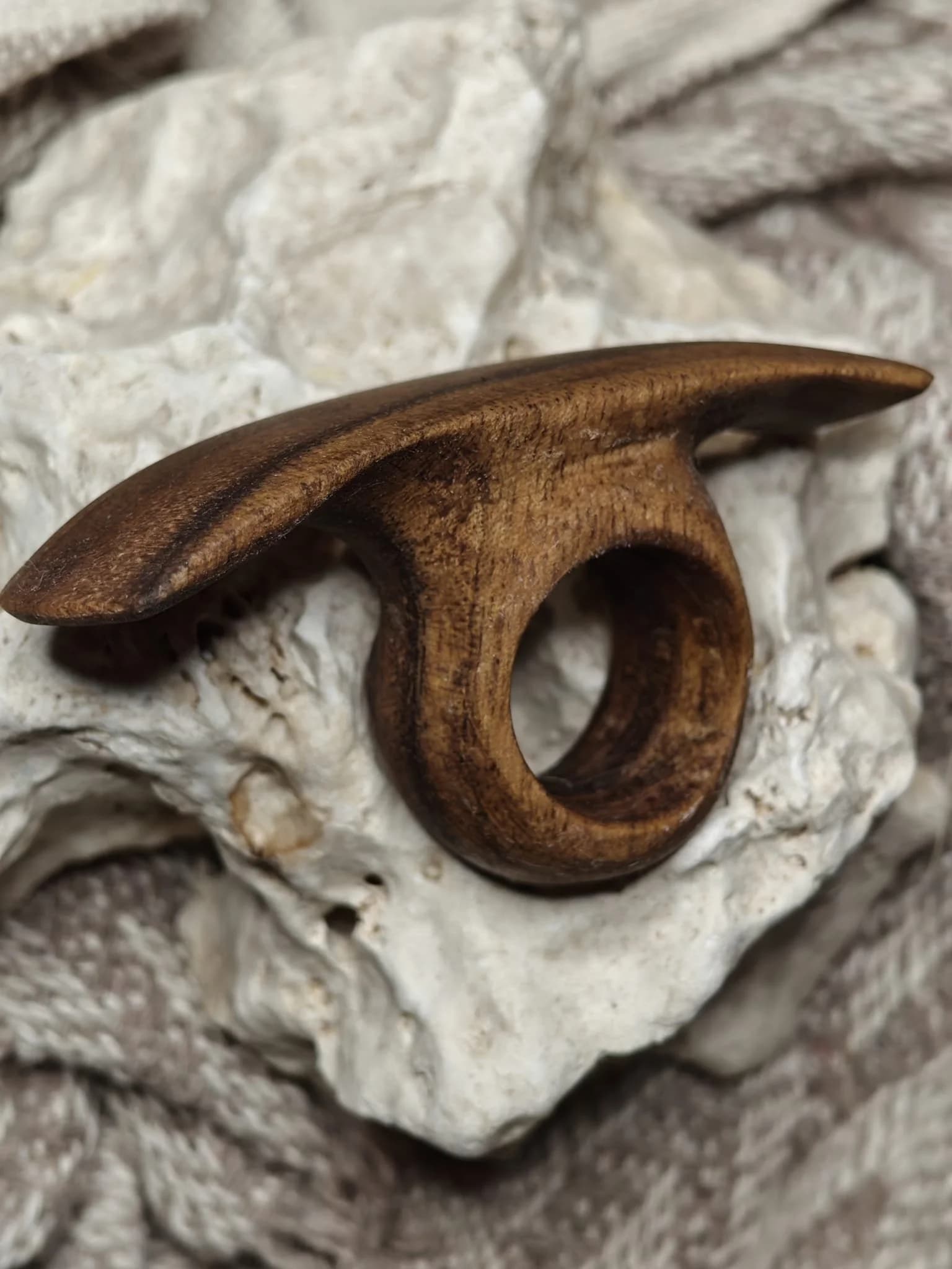 Inel sculptural nuc
