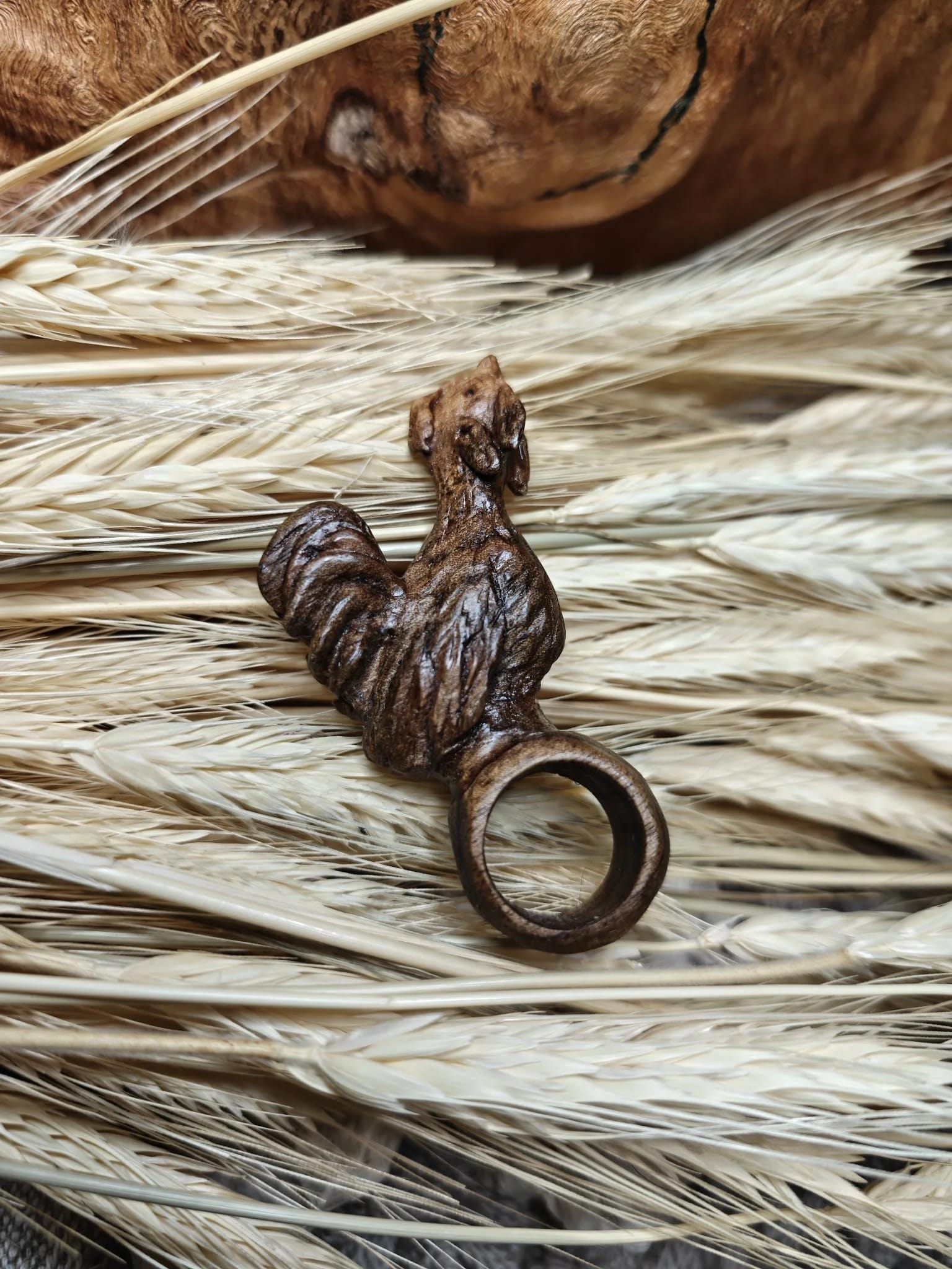 Inel sculptural nuc