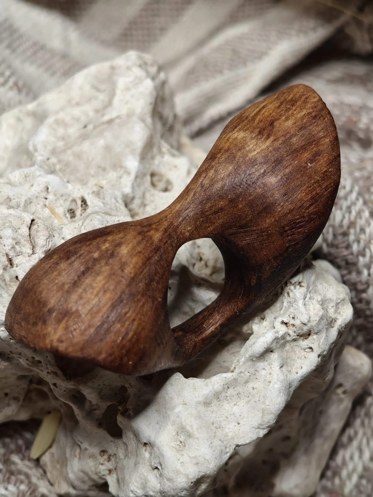 Inel sculptural lemn