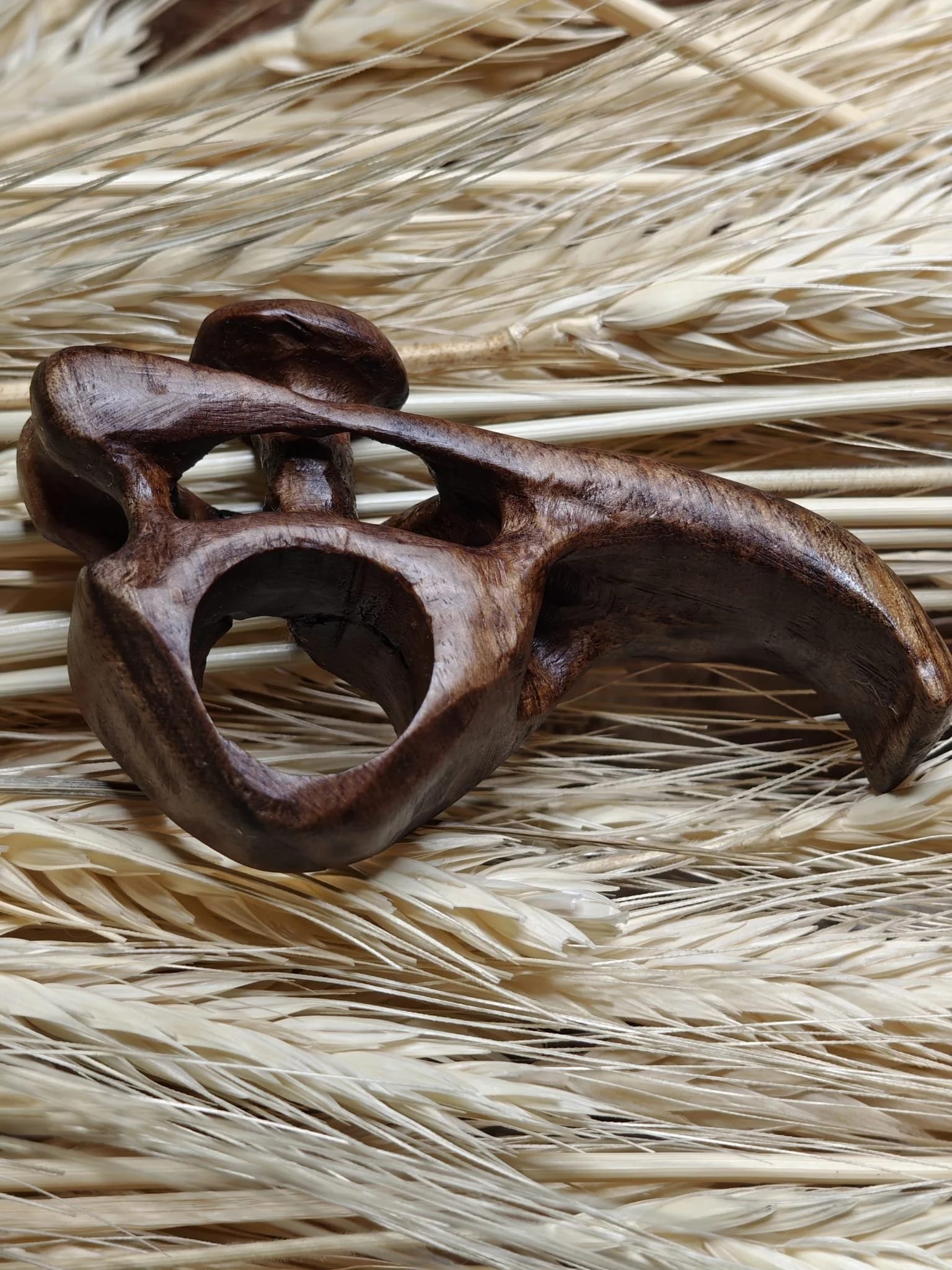 Inel sculptural nuc