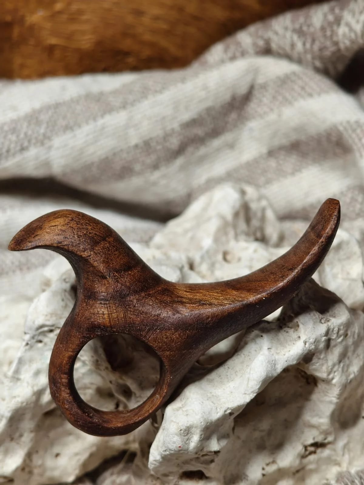 Inel sculptural de lemn