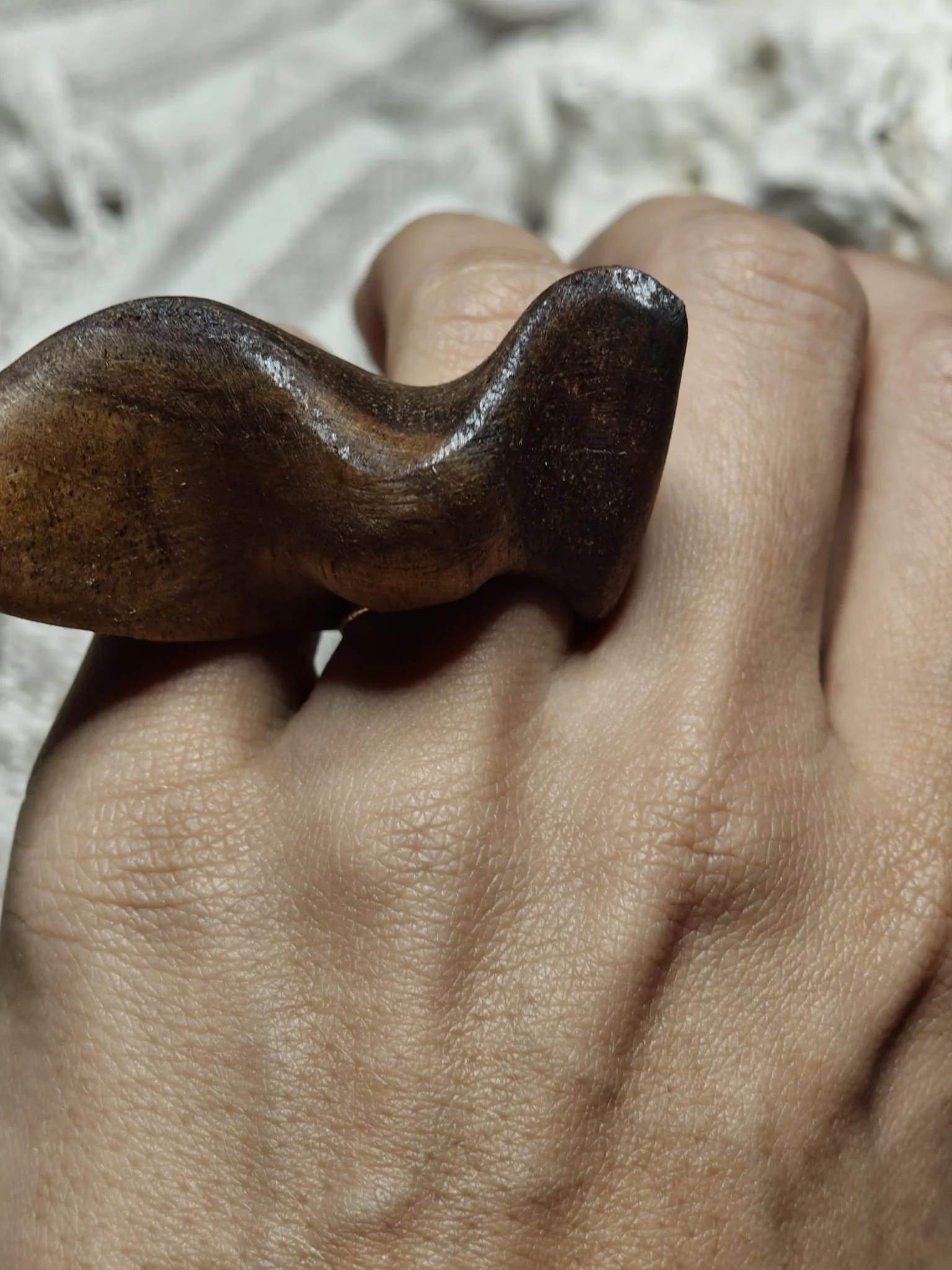 Inel sculptural nuc