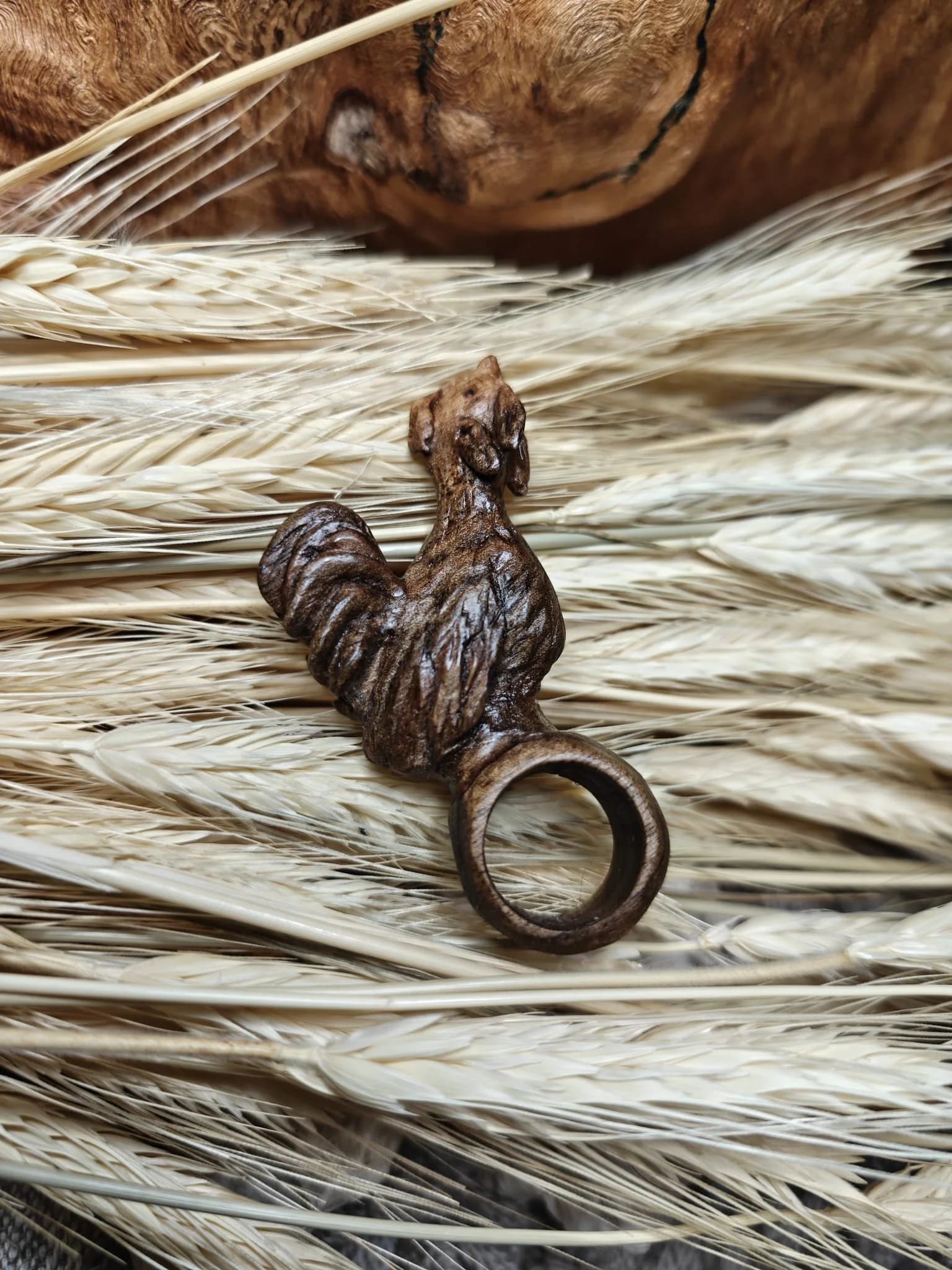 Inel sculptural nuc